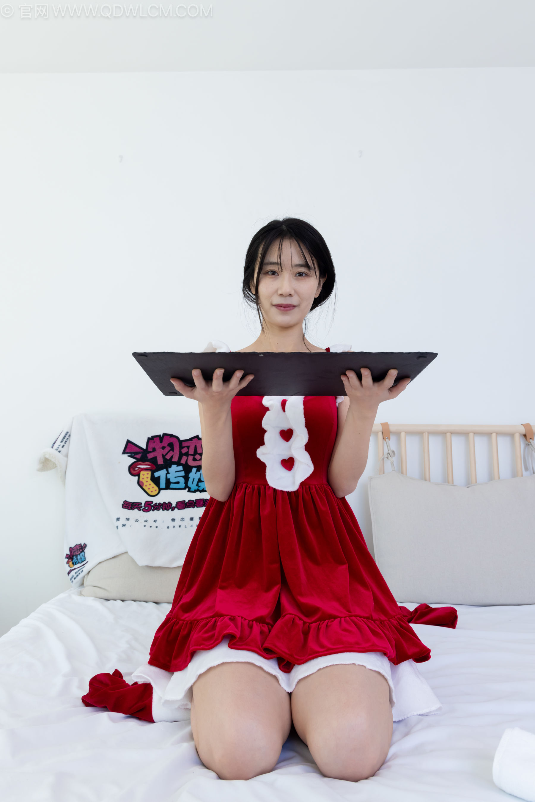 物恋传媒 No.2237 菜菜 -高跟鞋、油亮薄白丝、裸足、草莓和酸奶裸足摆盘剧情/(230P)