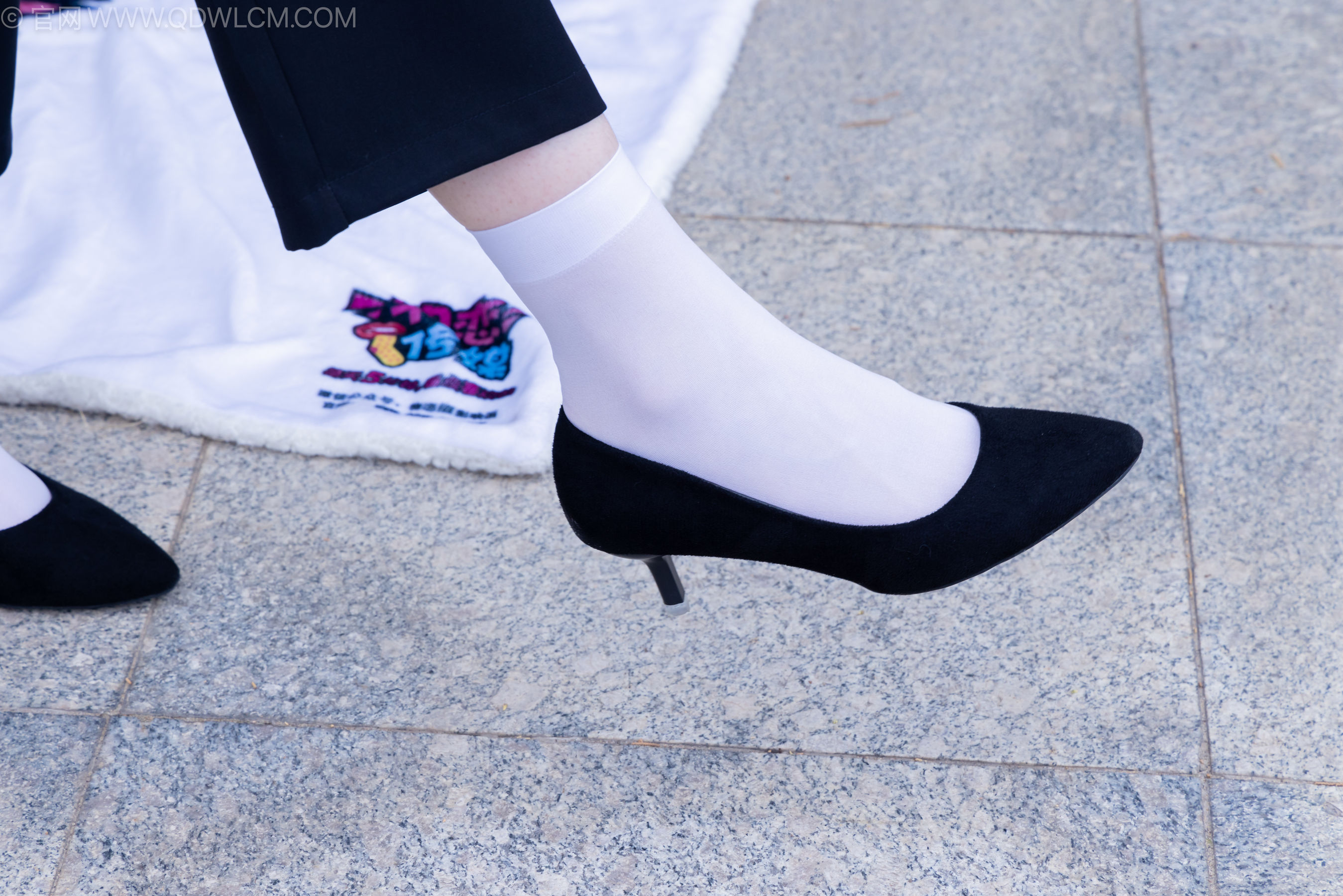 物恋传媒 No.2238 小酒 -高跟鞋、短白丝、ol制服户外/(230P)