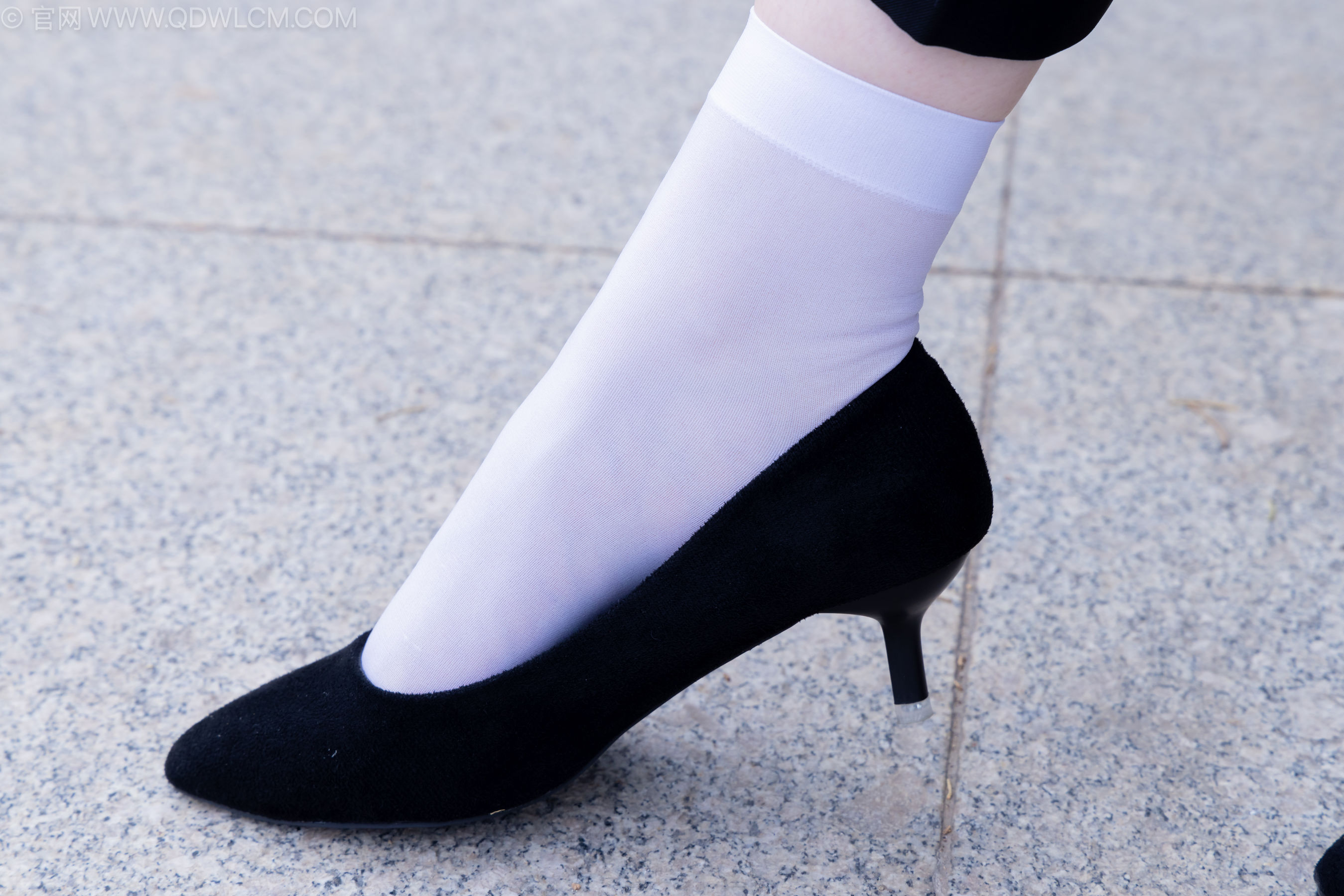 物恋传媒 No.2238 小酒 -高跟鞋、短白丝、ol制服户外/(230P)