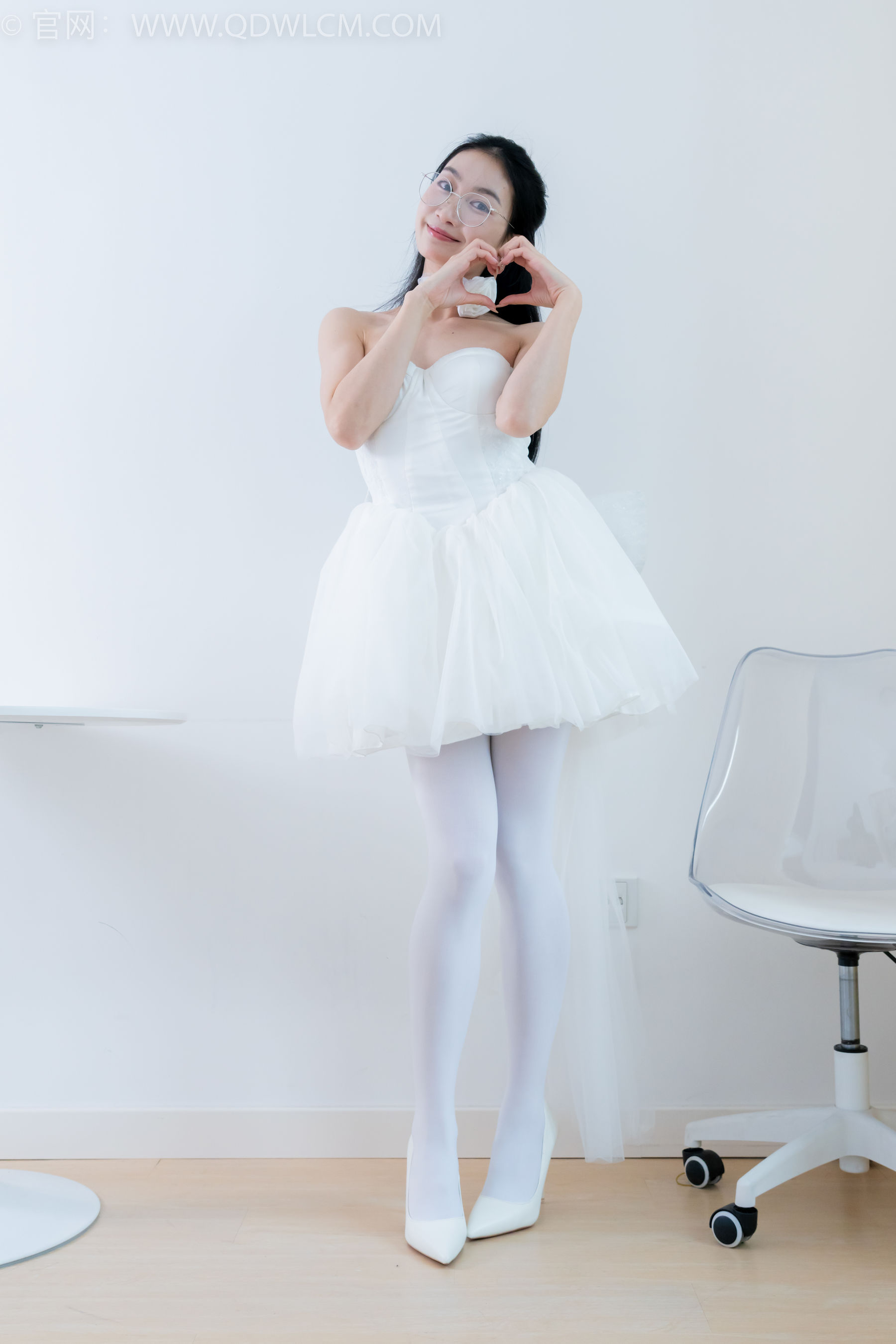 物恋传媒 No.2233 小影 -小影 -高跟鞋、厚白丝/(150P)