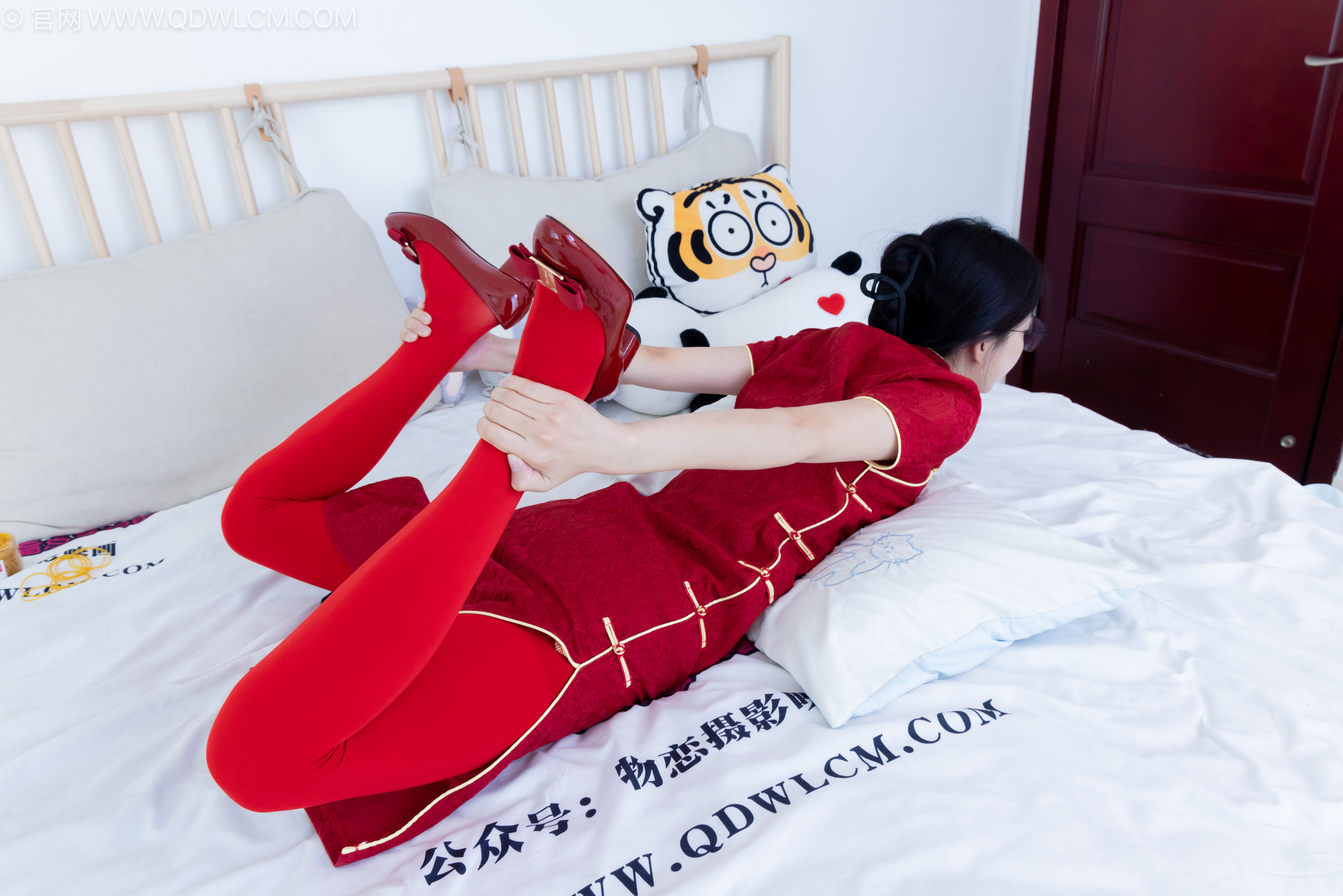 物恋传媒 No.2236 茯苓 -红色低跟鞋、厚款红色丝、皮筋绑脚老头乐挠脚剧情/(160P)