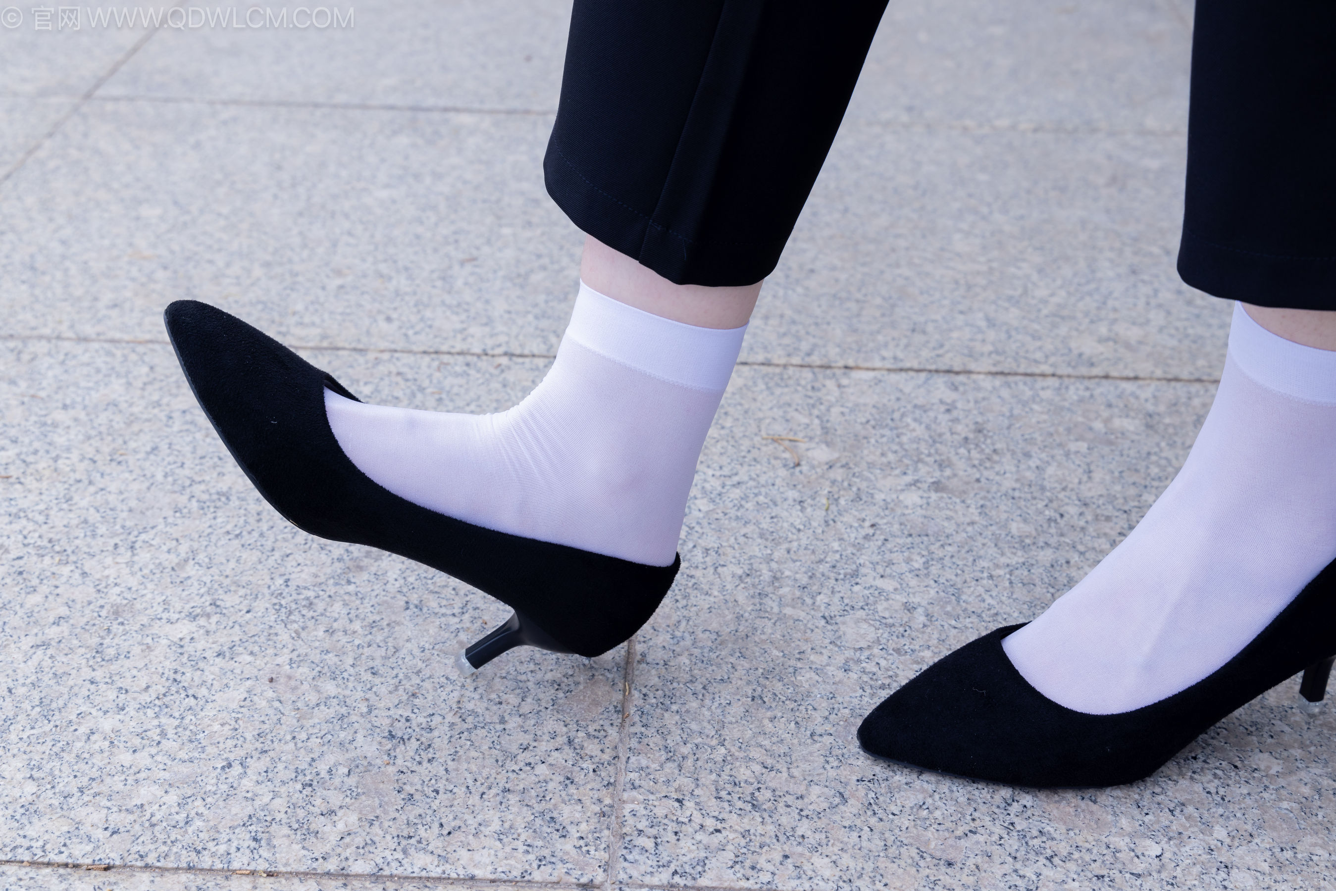 物恋传媒 No.2238 小酒 -高跟鞋、短白丝、ol制服户外/(230P)