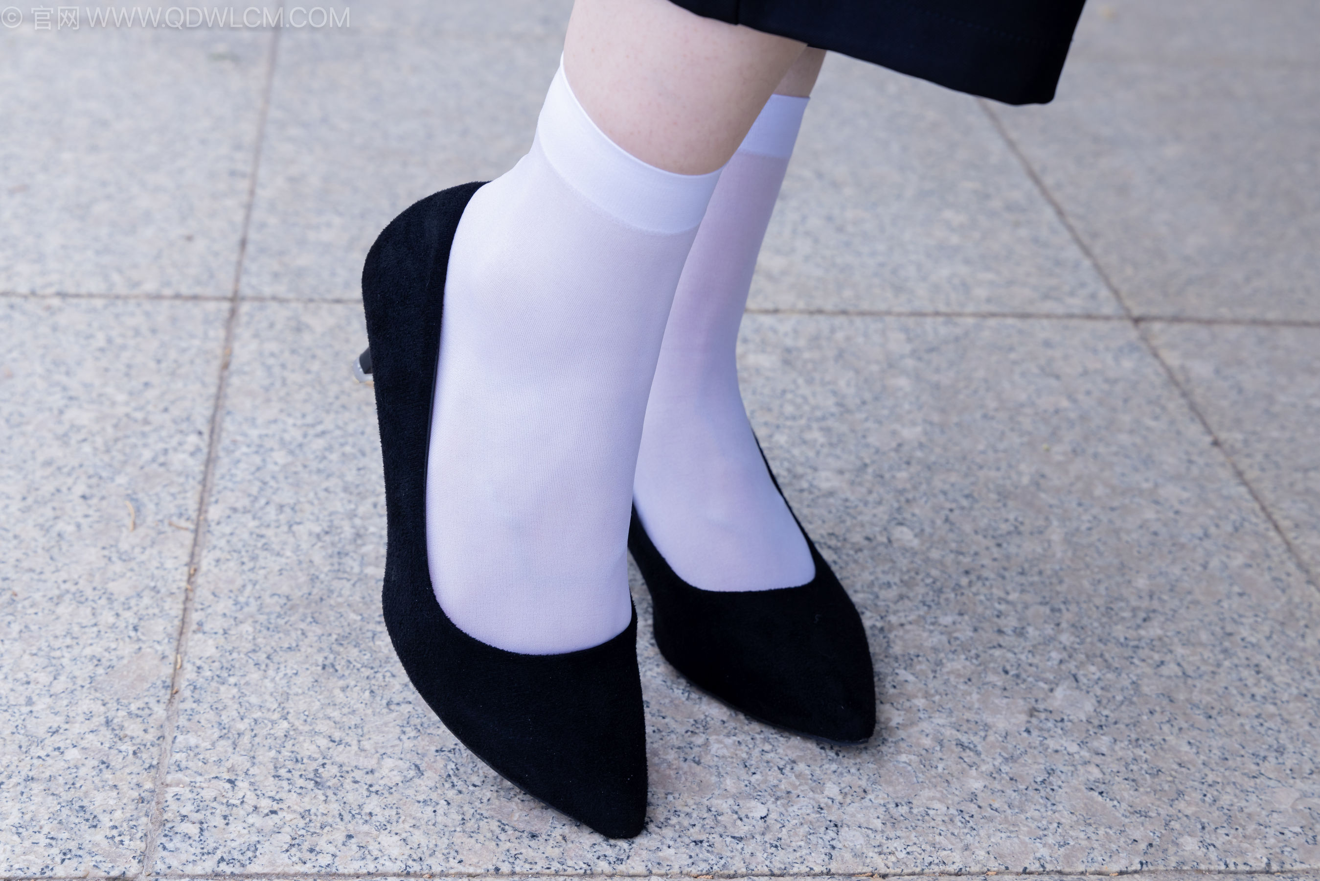 物恋传媒 No.2238 小酒 -高跟鞋、短白丝、ol制服户外/(230P)