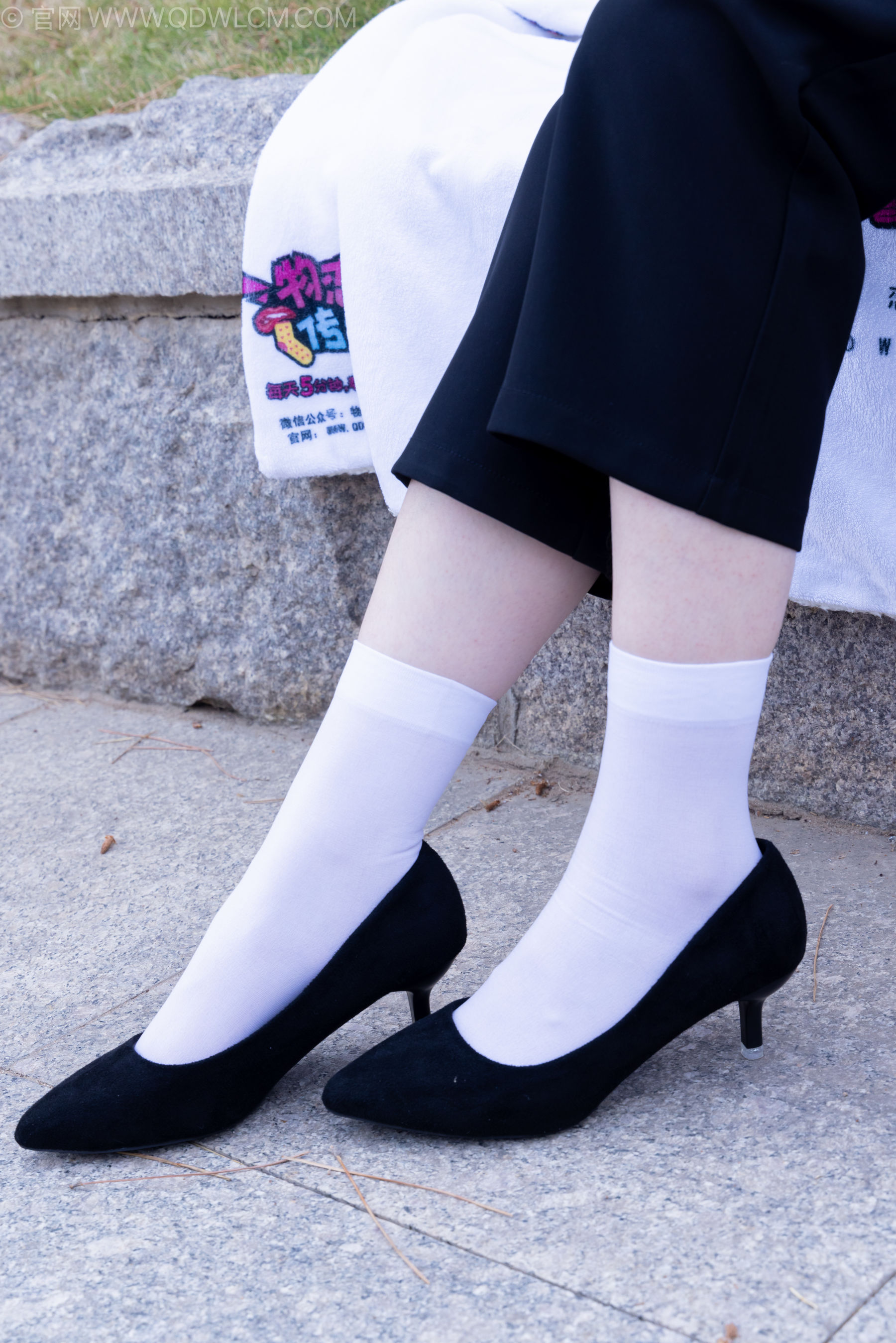 物恋传媒 No.2238 小酒 -高跟鞋、短白丝、ol制服户外/(230P)