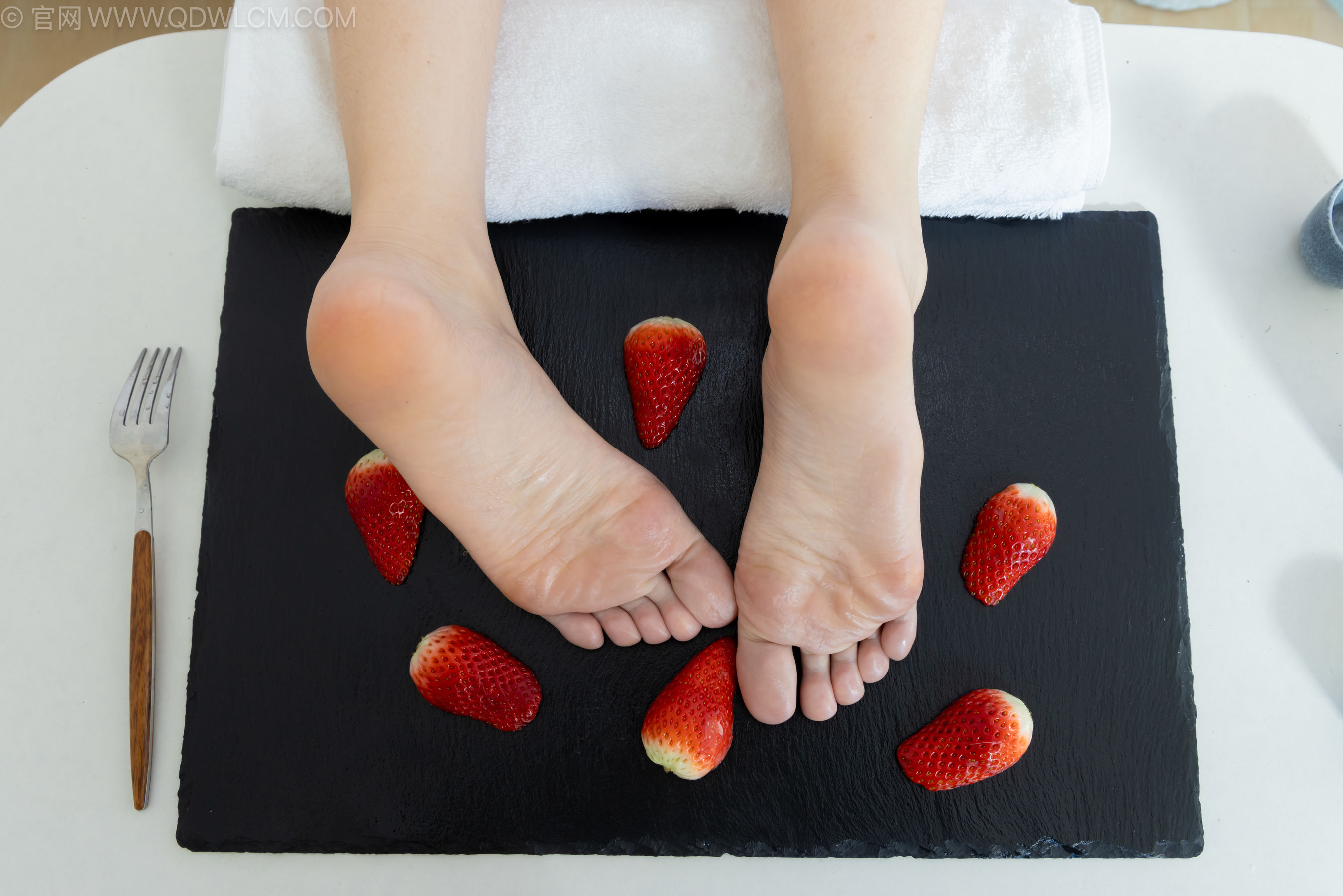 物恋传媒 No.2237 菜菜 -高跟鞋、油亮薄白丝、裸足、草莓和酸奶裸足摆盘剧情/(230P)