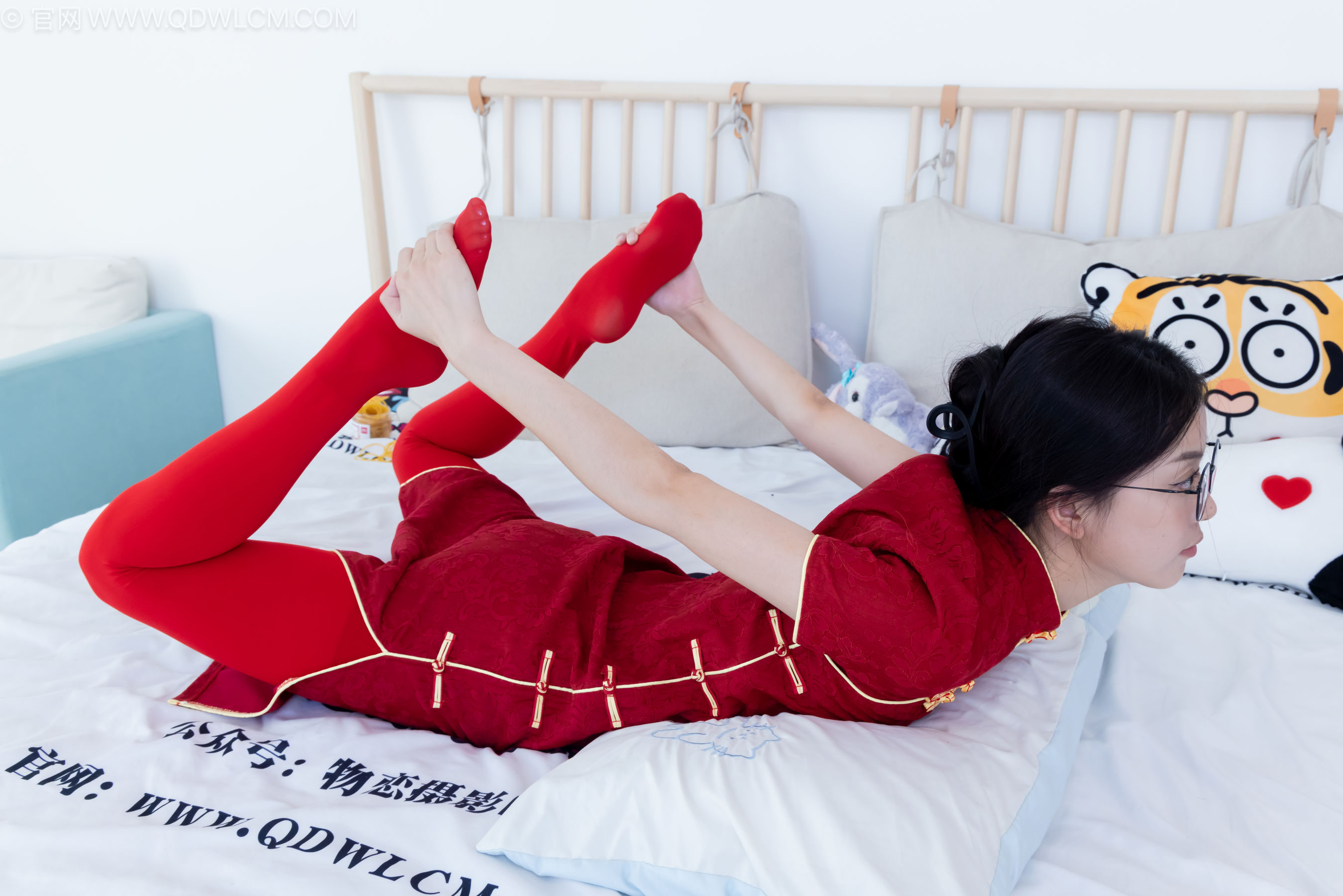 物恋传媒 No.2236 茯苓 -红色低跟鞋、厚款红色丝、皮筋绑脚老头乐挠脚剧情/(160P)