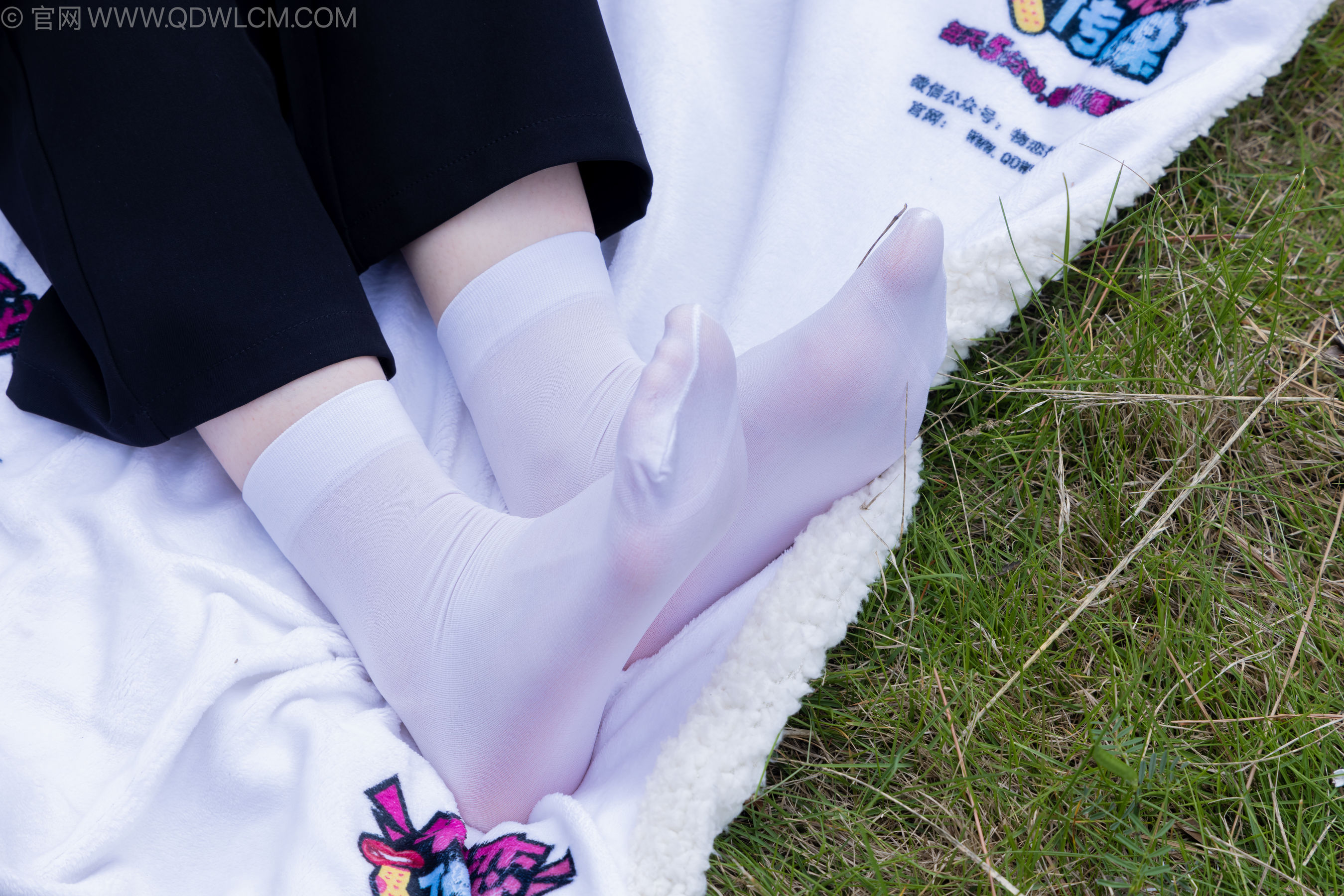 物恋传媒 No.2238 小酒 -高跟鞋、短白丝、ol制服户外/(230P)