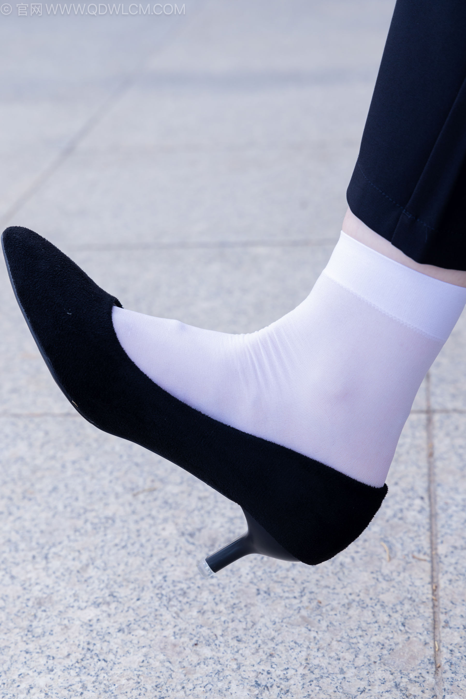 物恋传媒 No.2238 小酒 -高跟鞋、短白丝、ol制服户外/(230P)