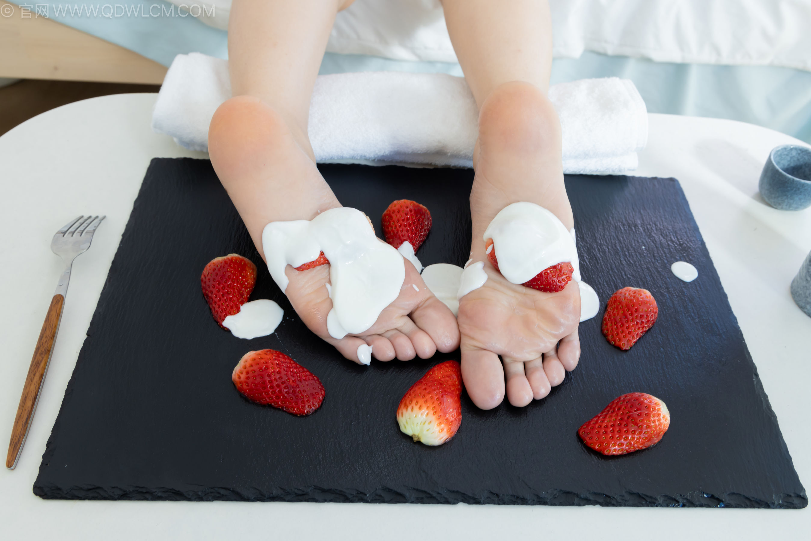 物恋传媒 No.2237 菜菜 -高跟鞋、油亮薄白丝、裸足、草莓和酸奶裸足摆盘剧情/(230P)