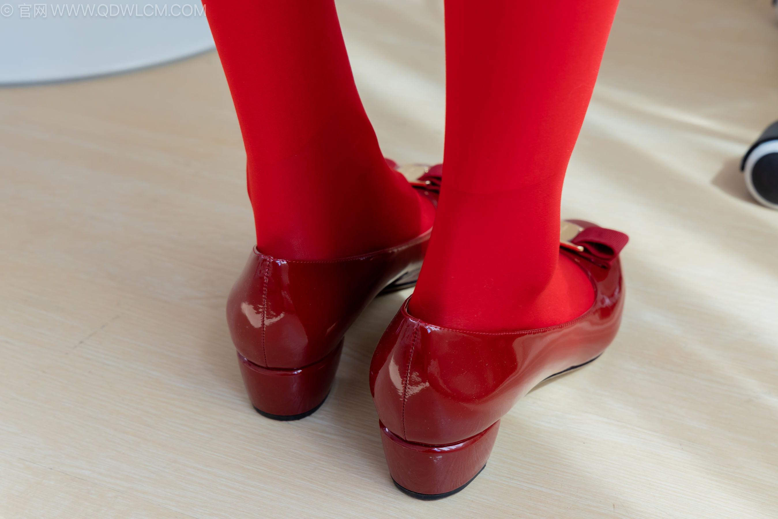 物恋传媒 No.2236 茯苓 -红色低跟鞋、厚款红色丝、皮筋绑脚老头乐挠脚剧情/(160P)