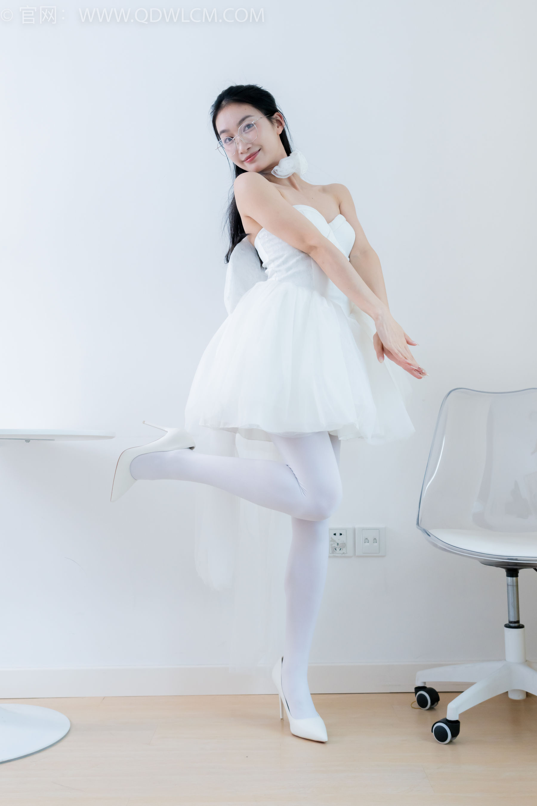 物恋传媒 No.2233 小影 -小影 -高跟鞋、厚白丝/(150P)