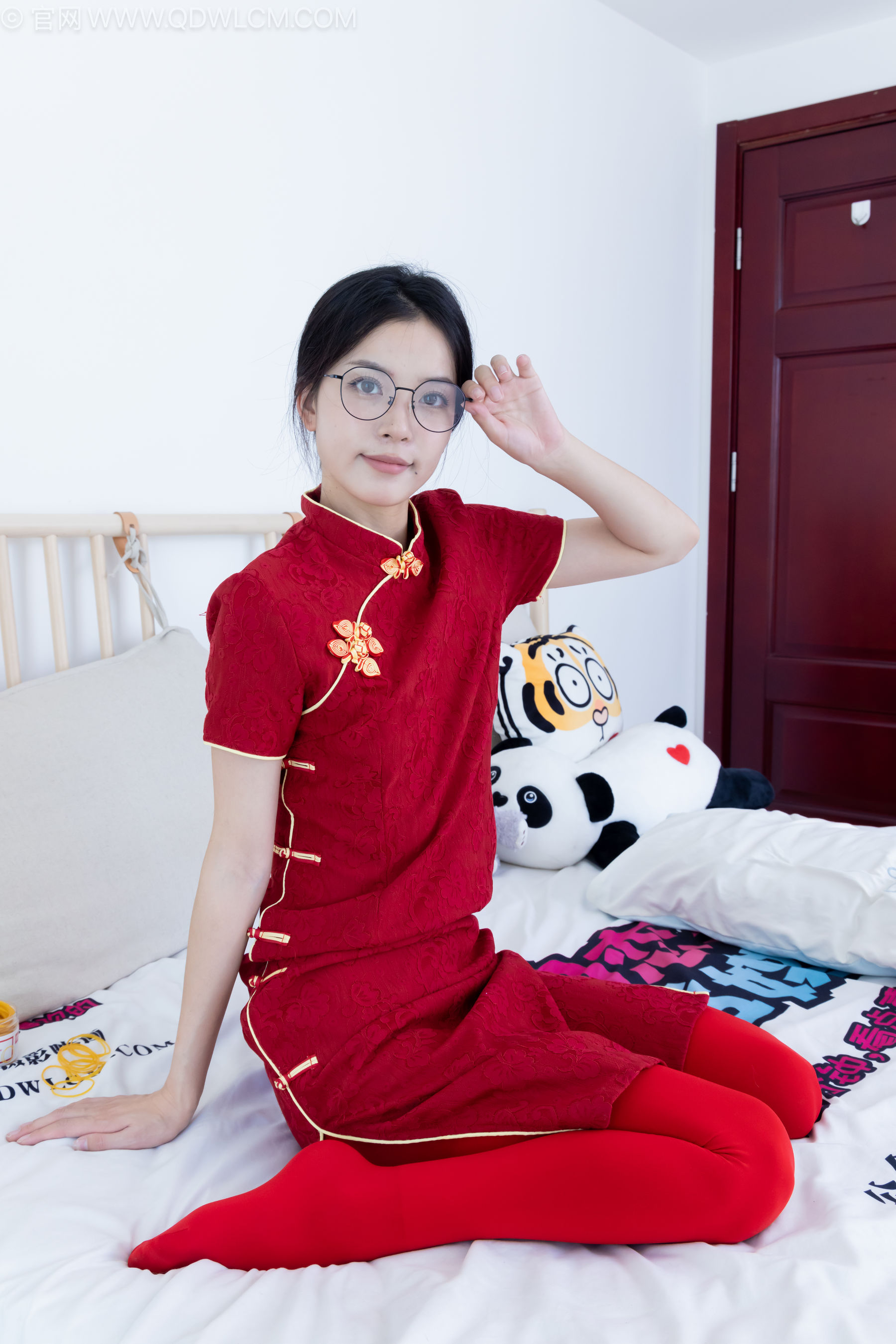 物恋传媒 No.2236 茯苓 -红色低跟鞋、厚款红色丝、皮筋绑脚老头乐挠脚剧情/(160P)