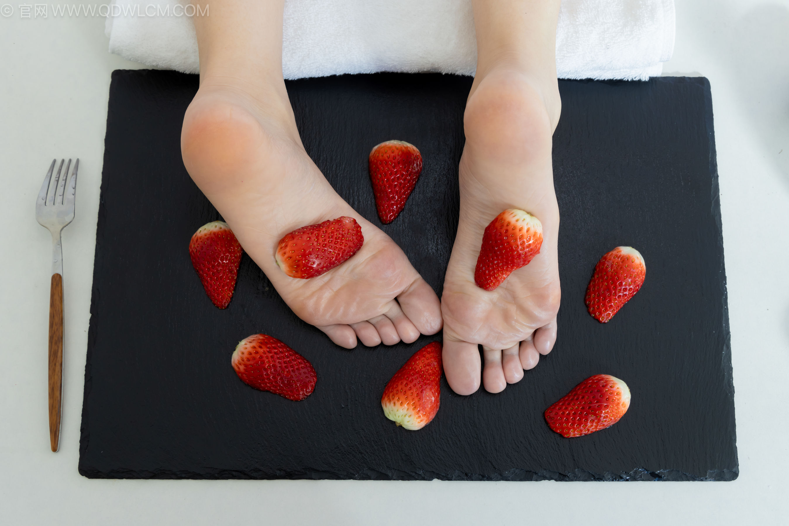 物恋传媒 No.2237 菜菜 -高跟鞋、油亮薄白丝、裸足、草莓和酸奶裸足摆盘剧情/(230P)