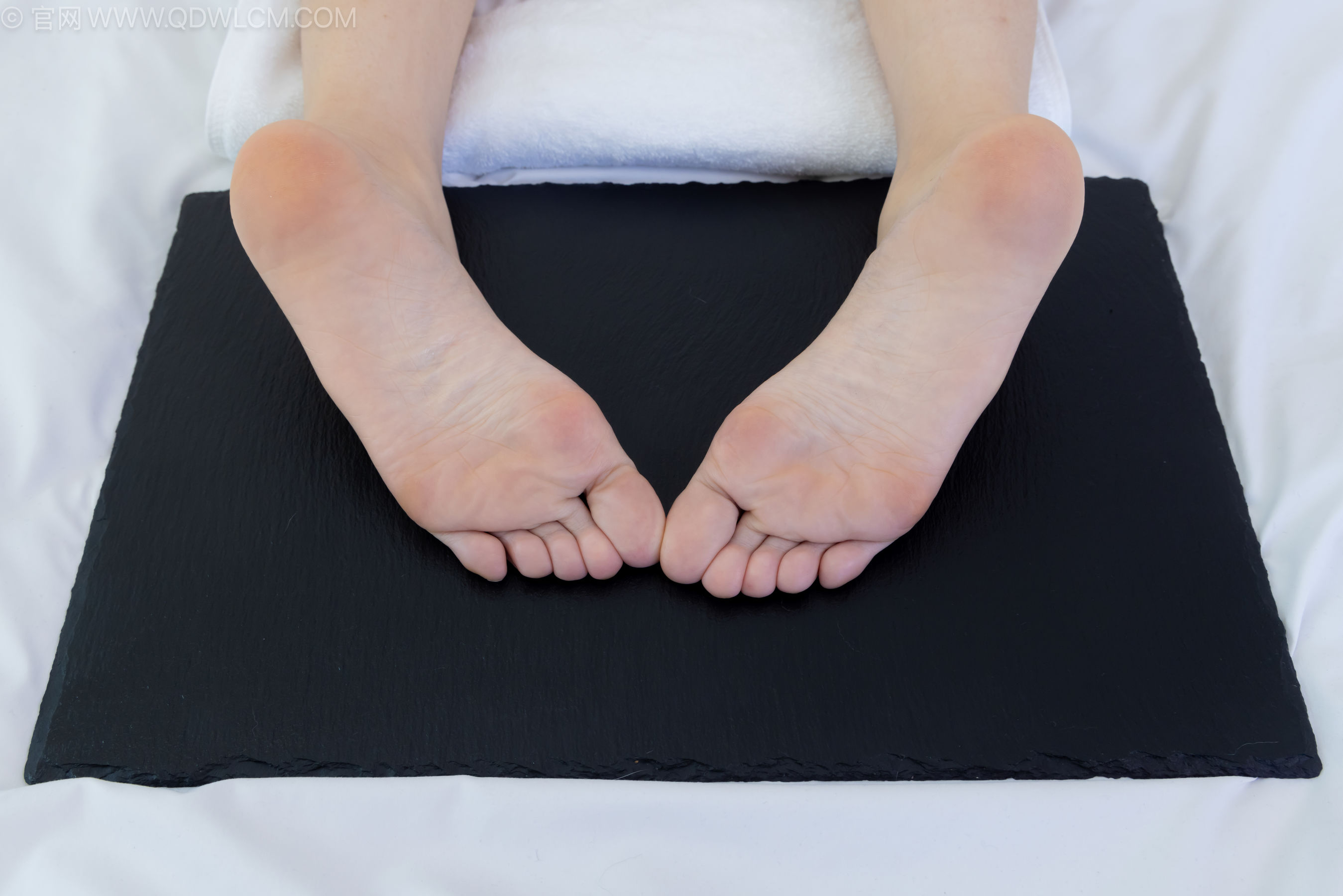 物恋传媒 No.2237 菜菜 -高跟鞋、油亮薄白丝、裸足、草莓和酸奶裸足摆盘剧情/(230P)