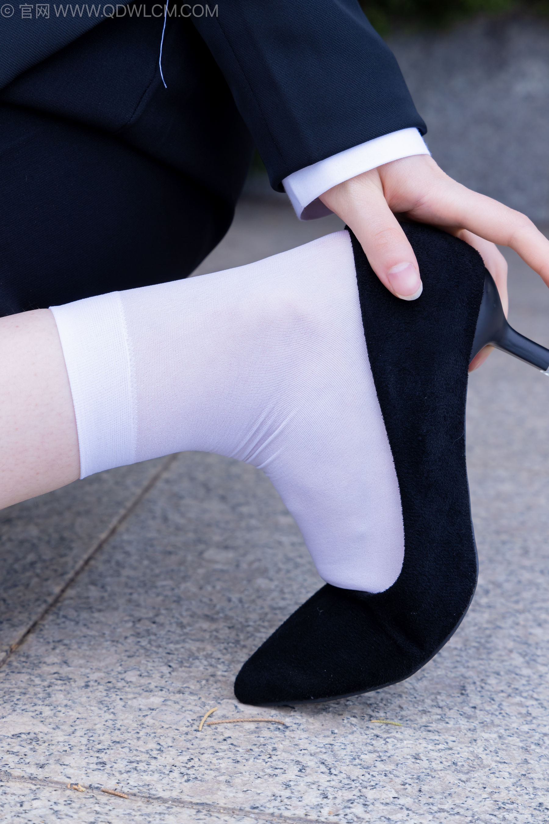 物恋传媒 No.2238 小酒 -高跟鞋、短白丝、ol制服户外/(230P)