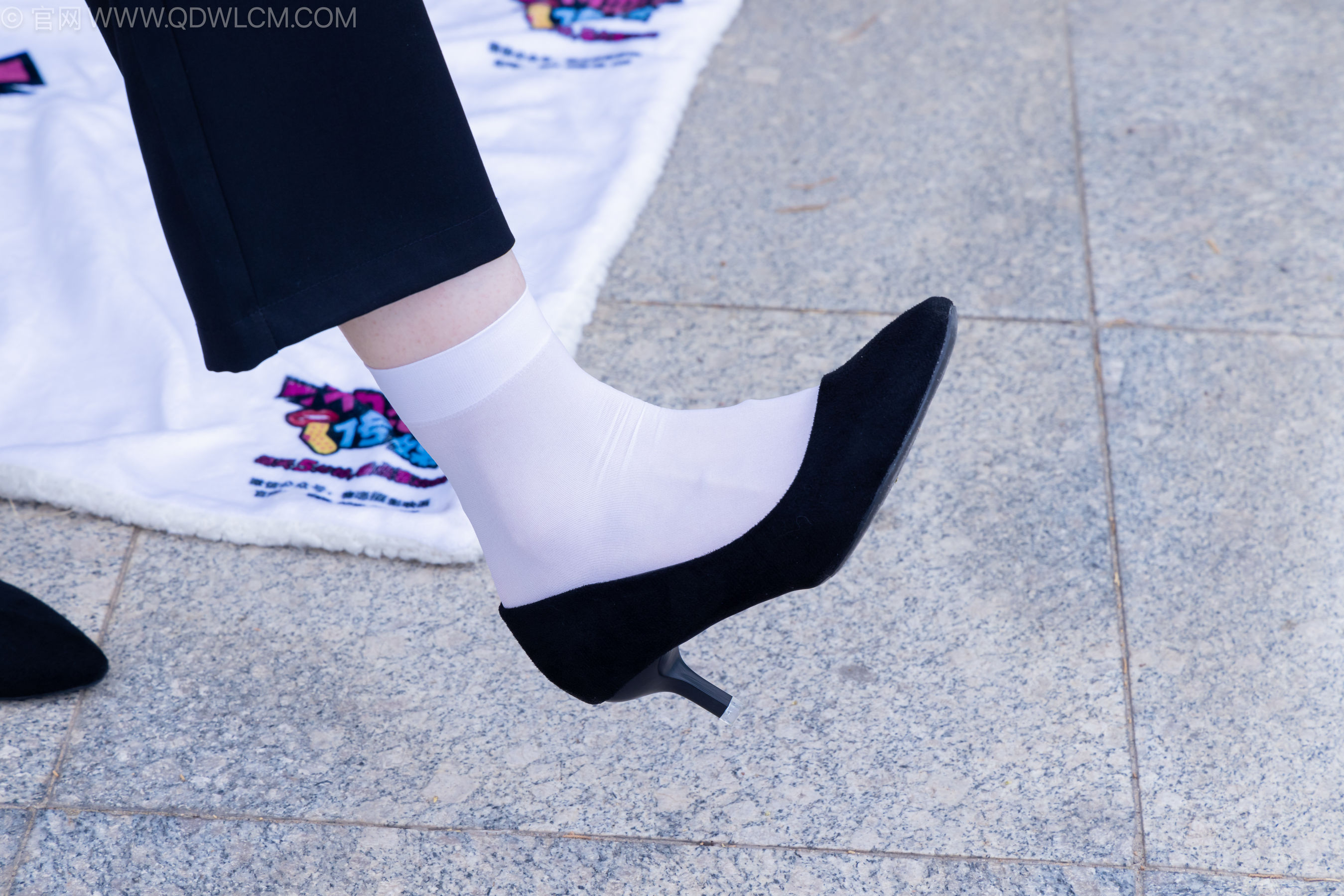 物恋传媒 No.2238 小酒 -高跟鞋、短白丝、ol制服户外/(230P)