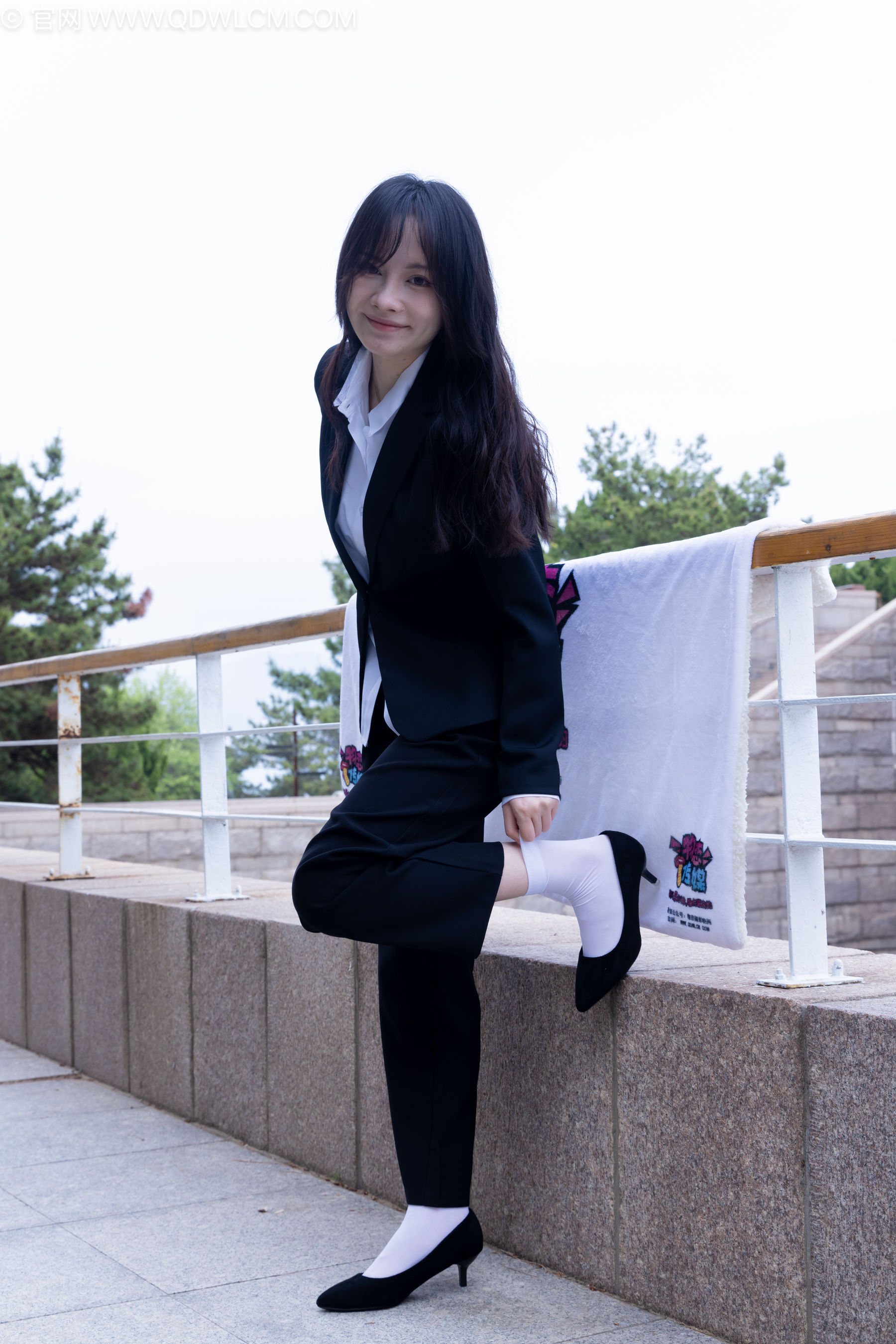 物恋传媒 No.2238 小酒 -高跟鞋、短白丝、ol制服户外/(230P)