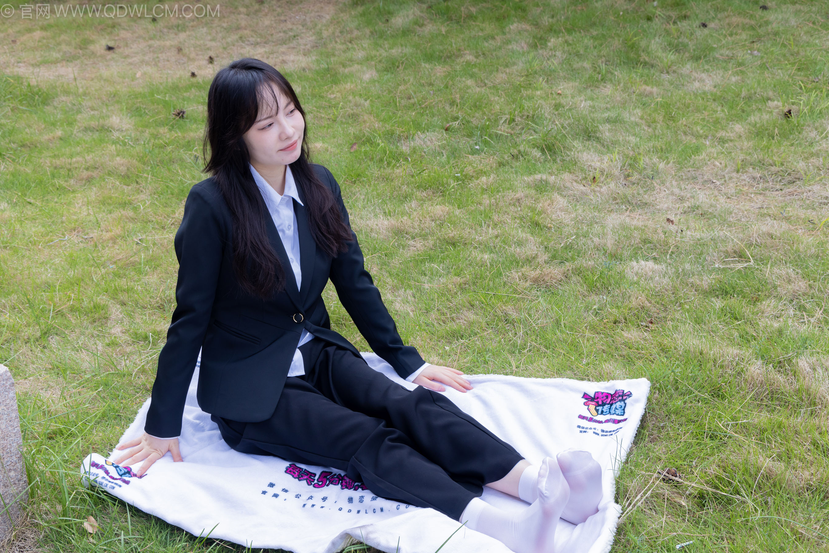 物恋传媒 No.2238 小酒 -高跟鞋、短白丝、ol制服户外/(230P)