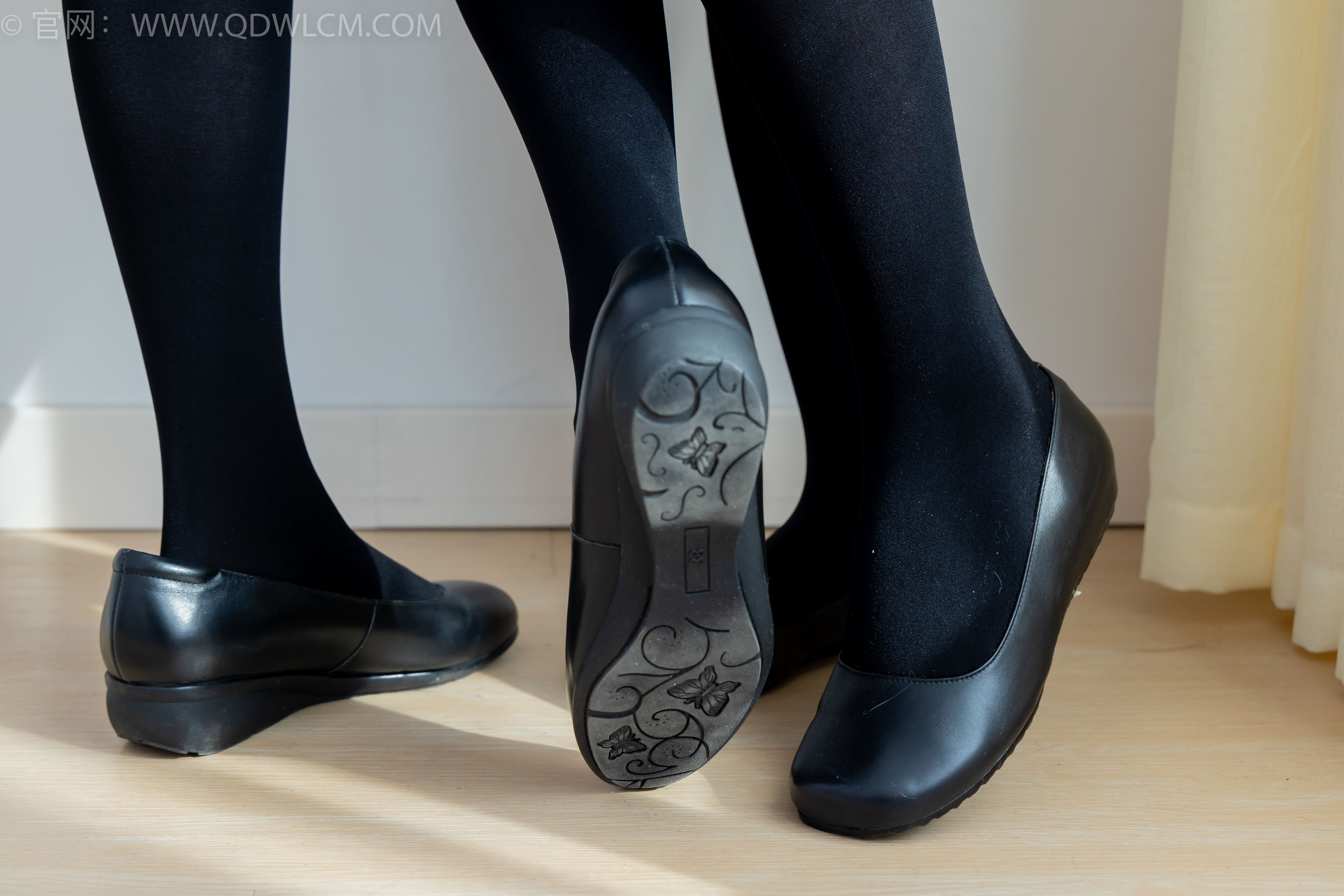 物恋传媒 No.2232 恬恬&樱桃 -皮鞋、厚黑丝、裸足、空姐制服/(150P)