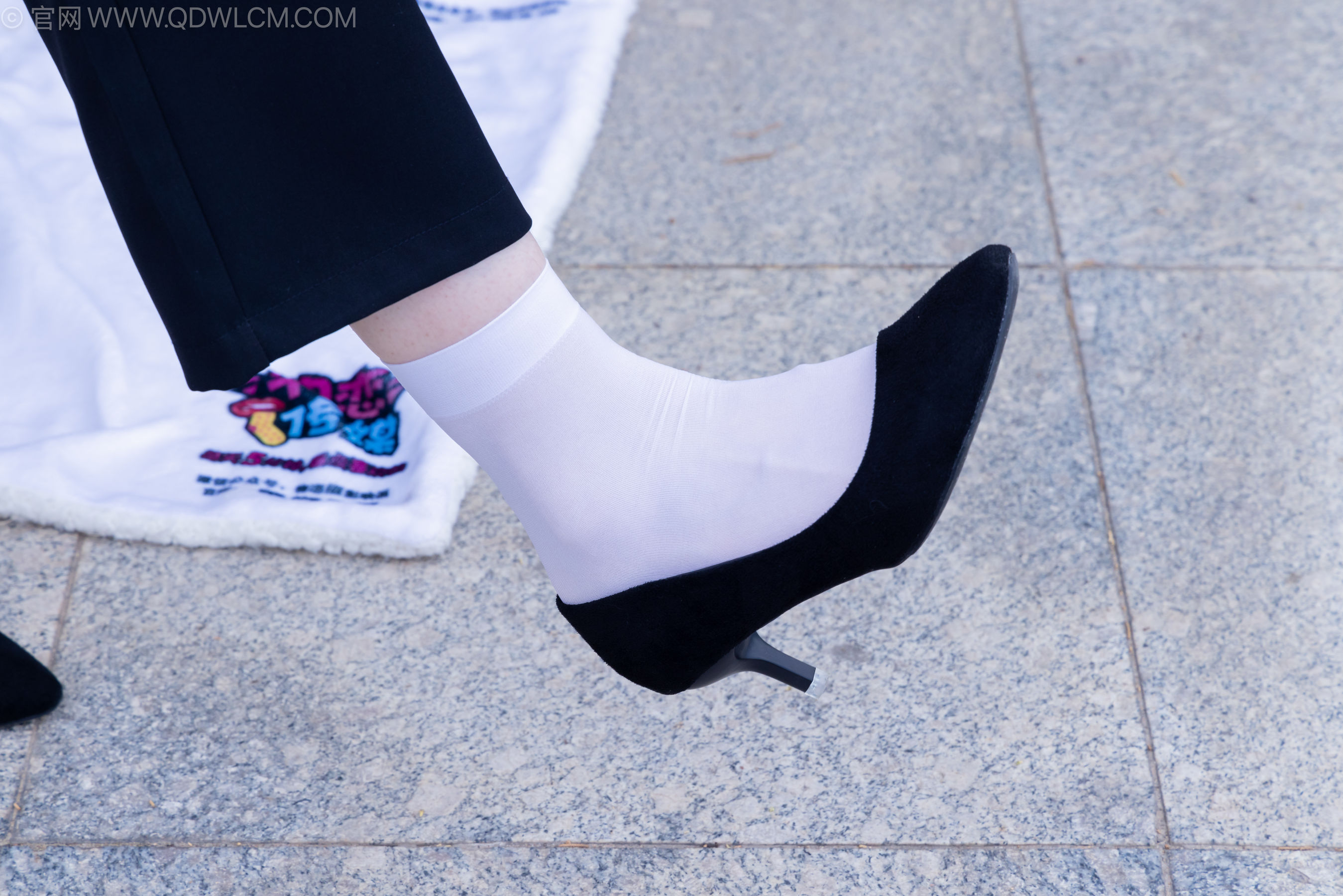 物恋传媒 No.2238 小酒 -高跟鞋、短白丝、ol制服户外/(230P)