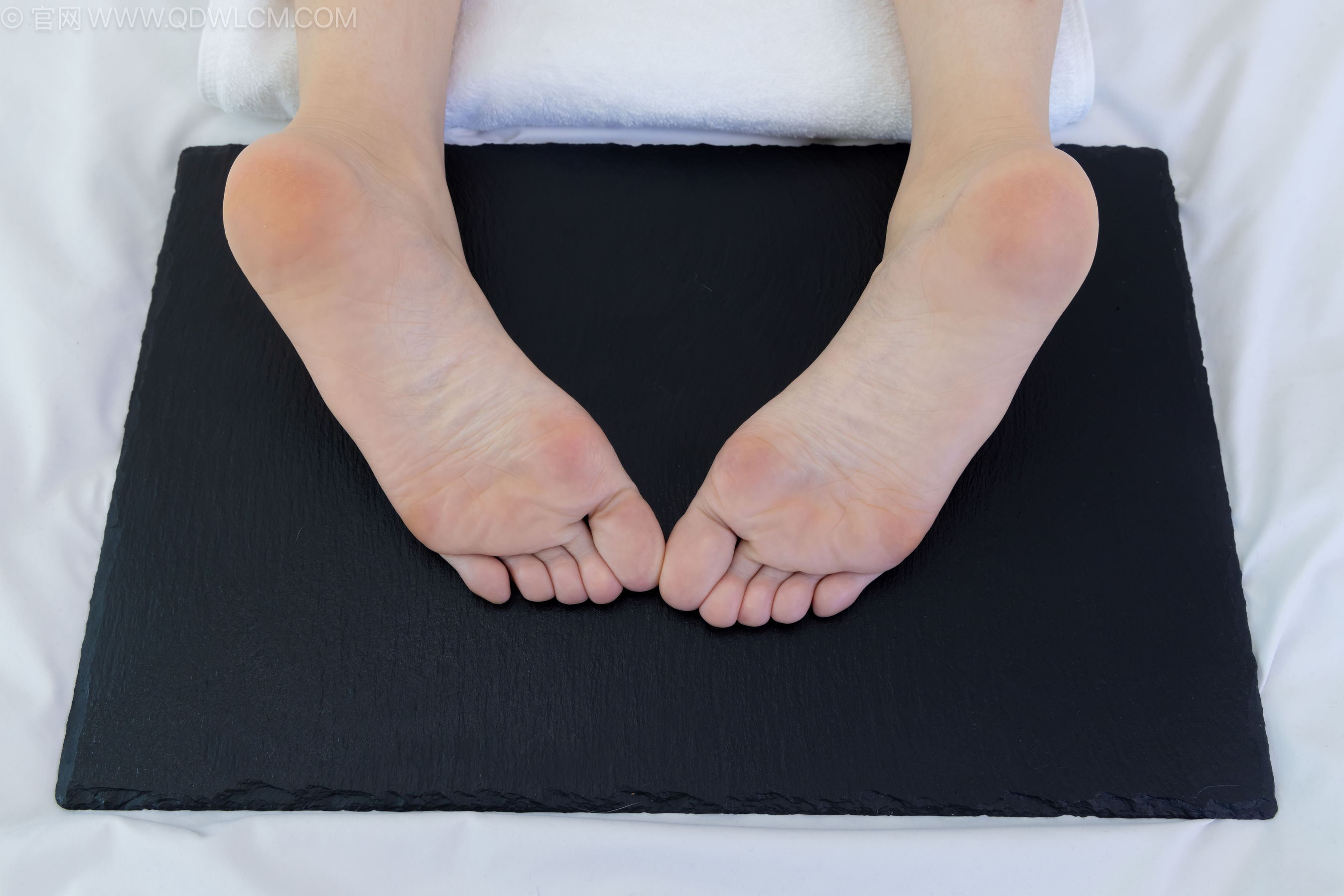 物恋传媒 No.2237 菜菜 -高跟鞋、油亮薄白丝、裸足、草莓和酸奶裸足摆盘剧情/(230P)