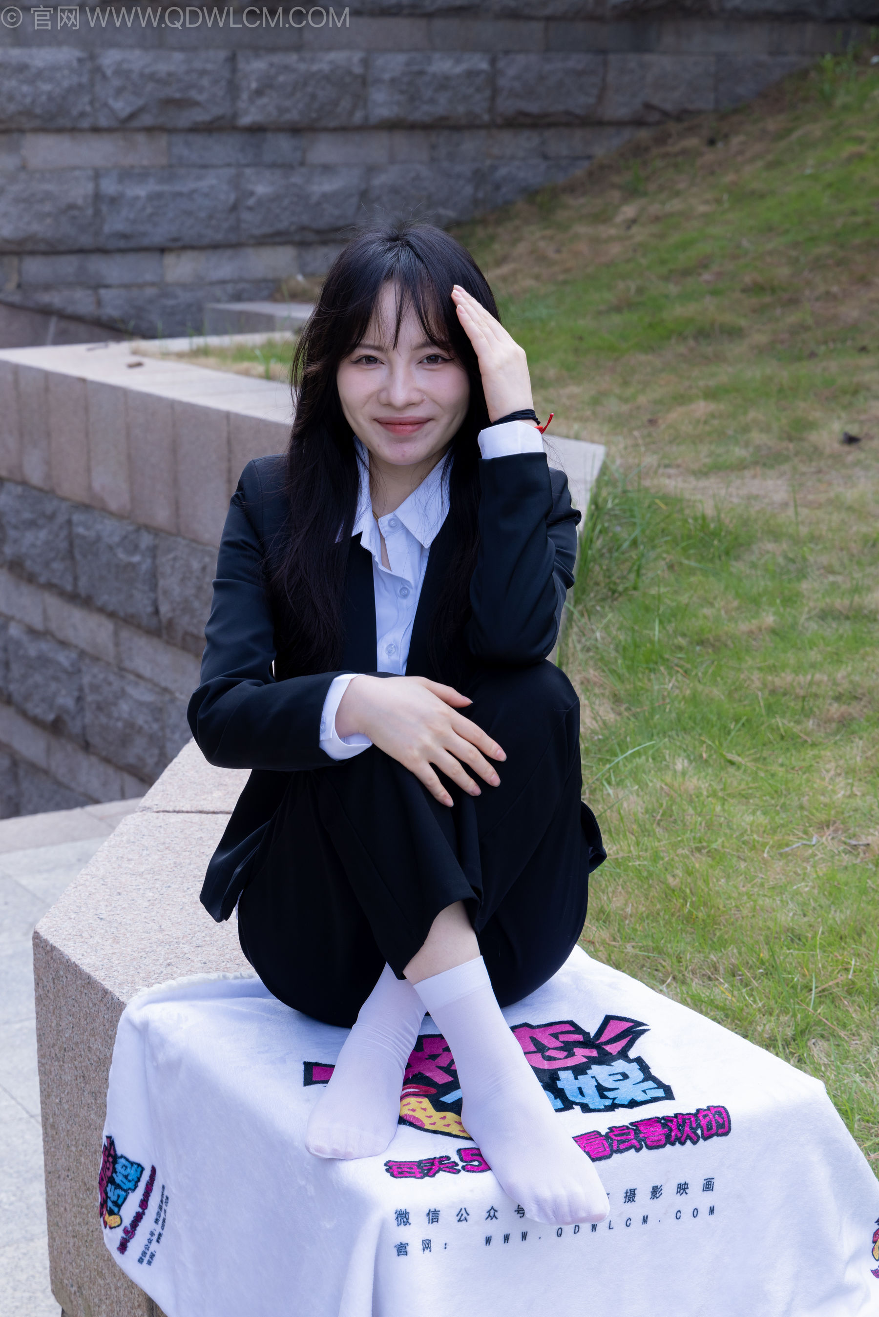 物恋传媒 No.2238 小酒 -高跟鞋、短白丝、ol制服户外/(230P)