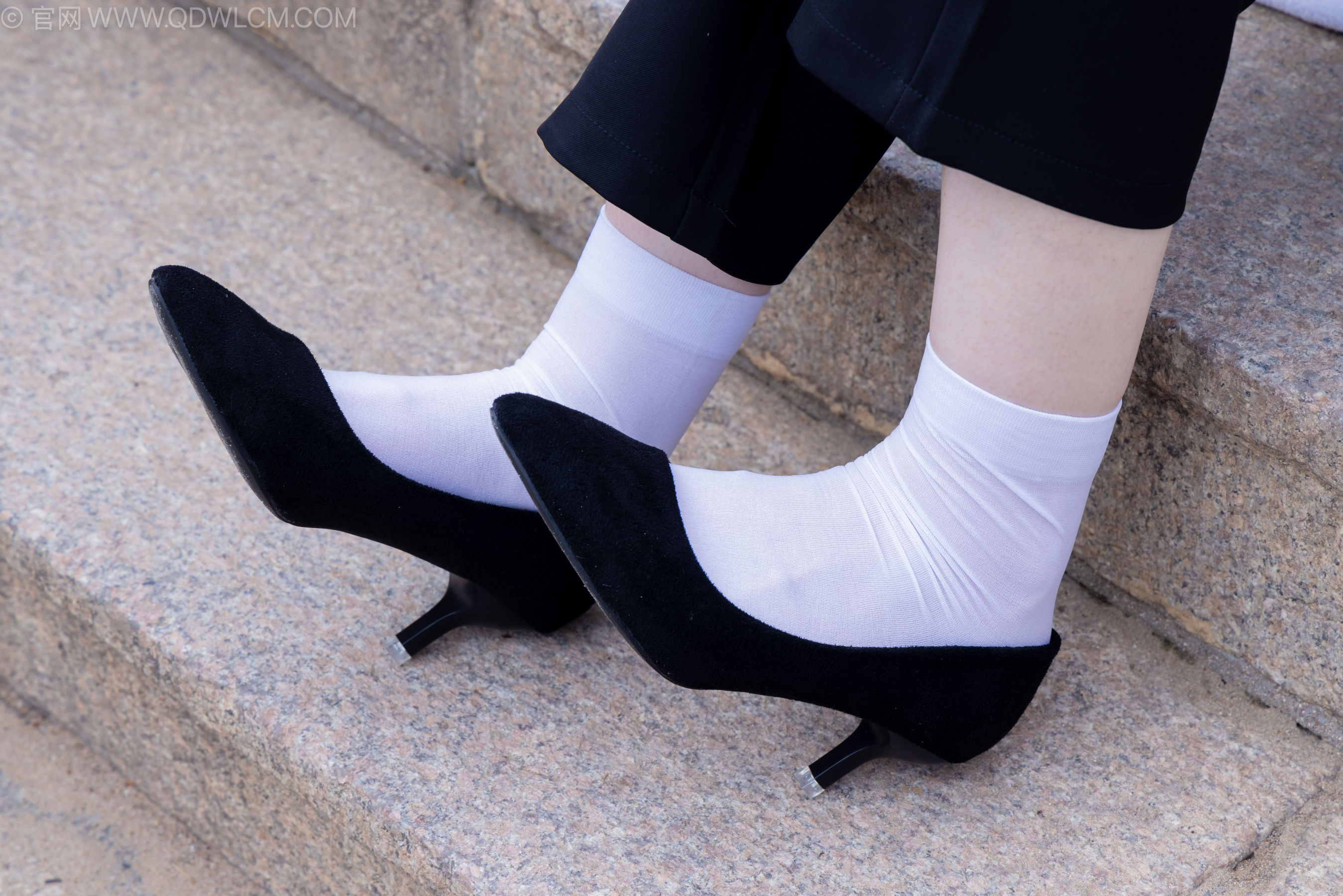 物恋传媒 No.2238 小酒 -高跟鞋、短白丝、ol制服户外/(230P)