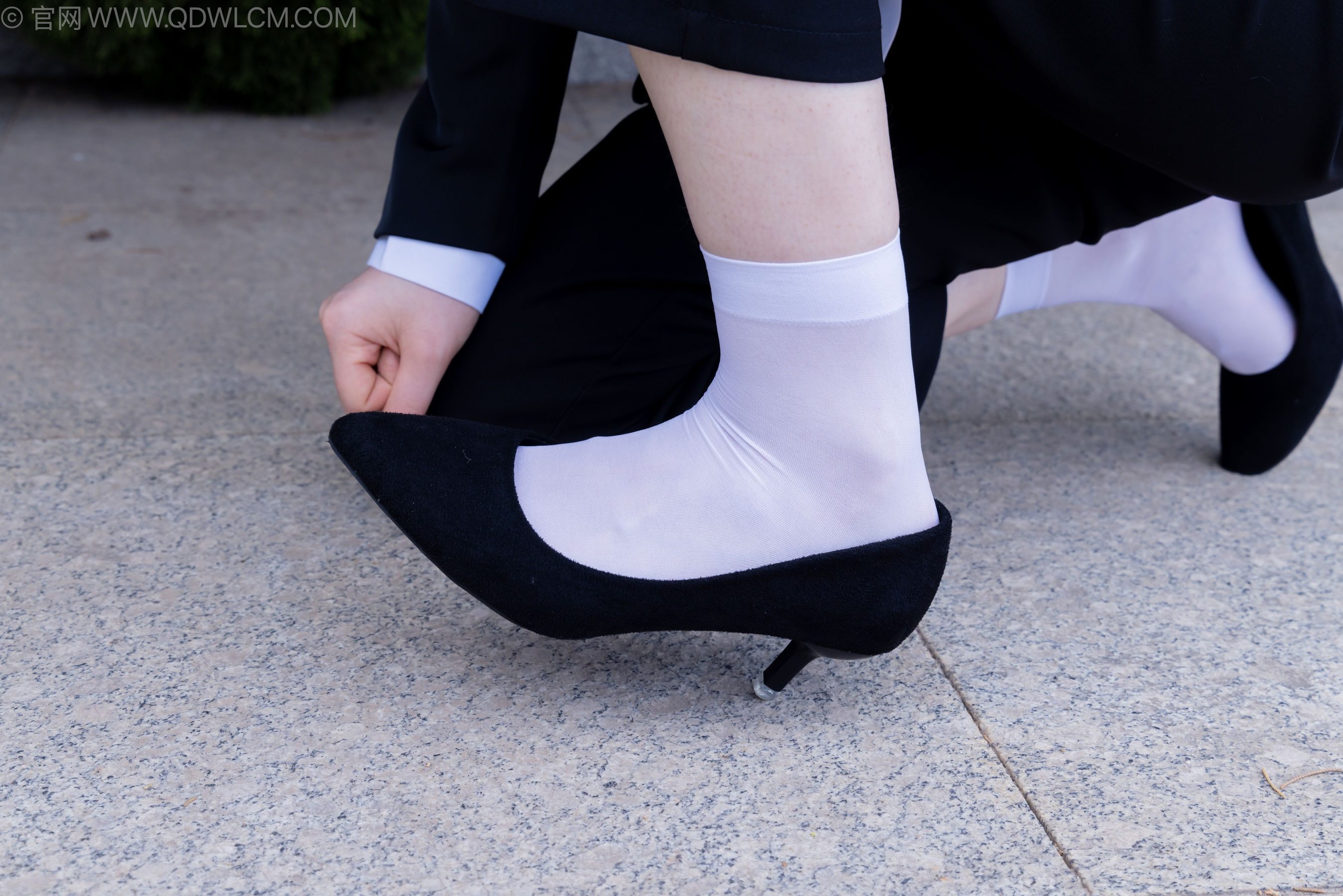 物恋传媒 No.2238 小酒 -高跟鞋、短白丝、ol制服户外/(230P)