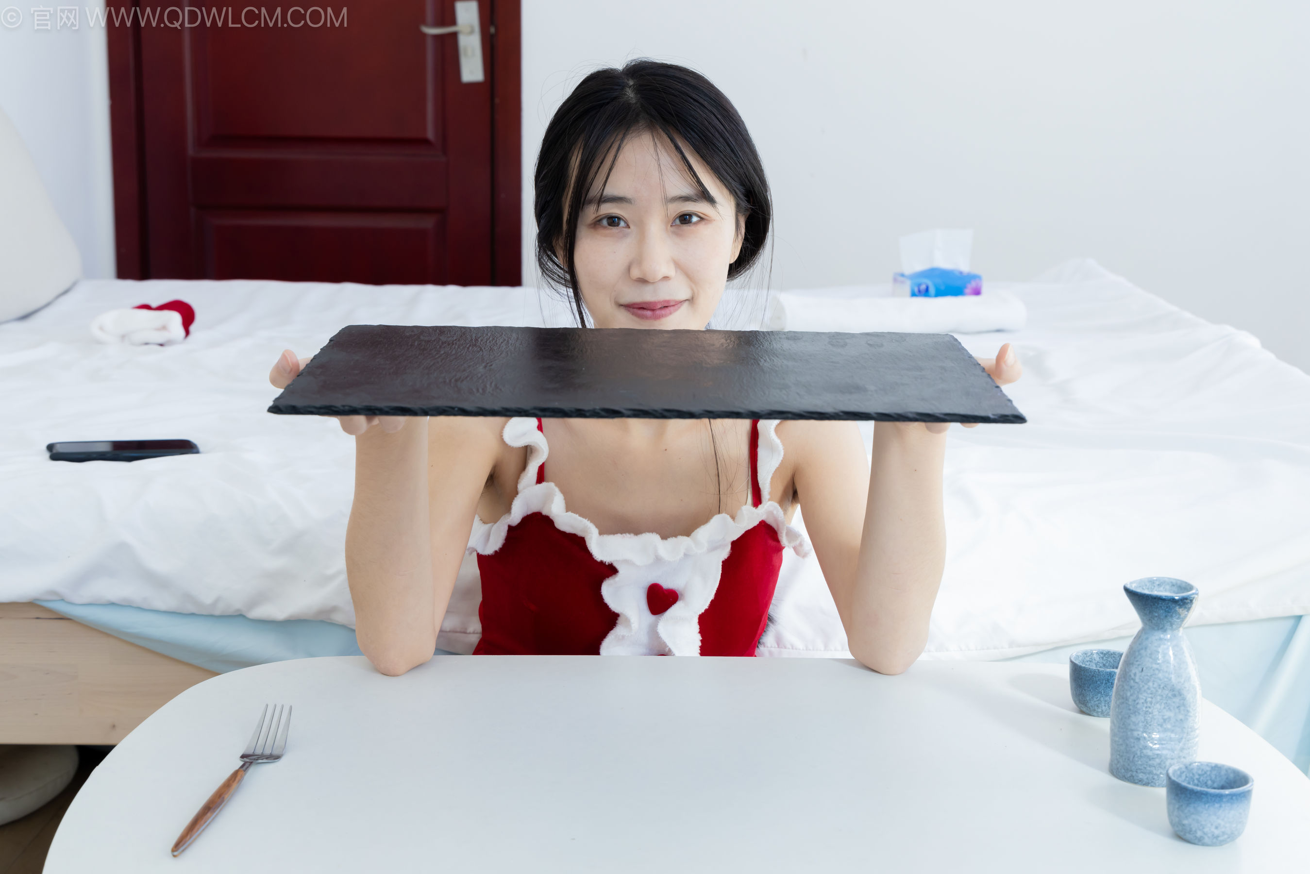 物恋传媒 No.2237 菜菜 -高跟鞋、油亮薄白丝、裸足、草莓和酸奶裸足摆盘剧情/(230P)