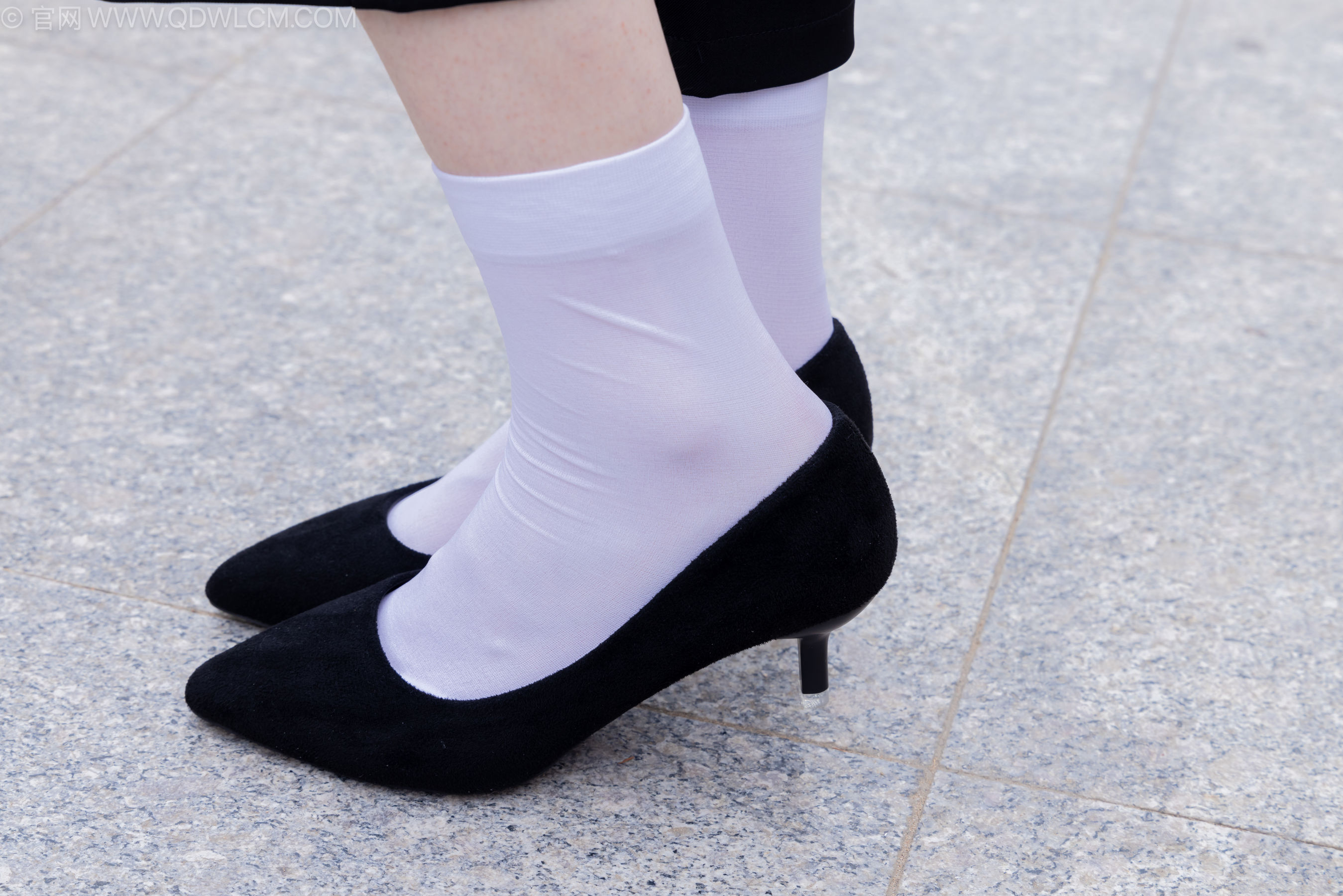 物恋传媒 No.2238 小酒 -高跟鞋、短白丝、ol制服户外/(230P)