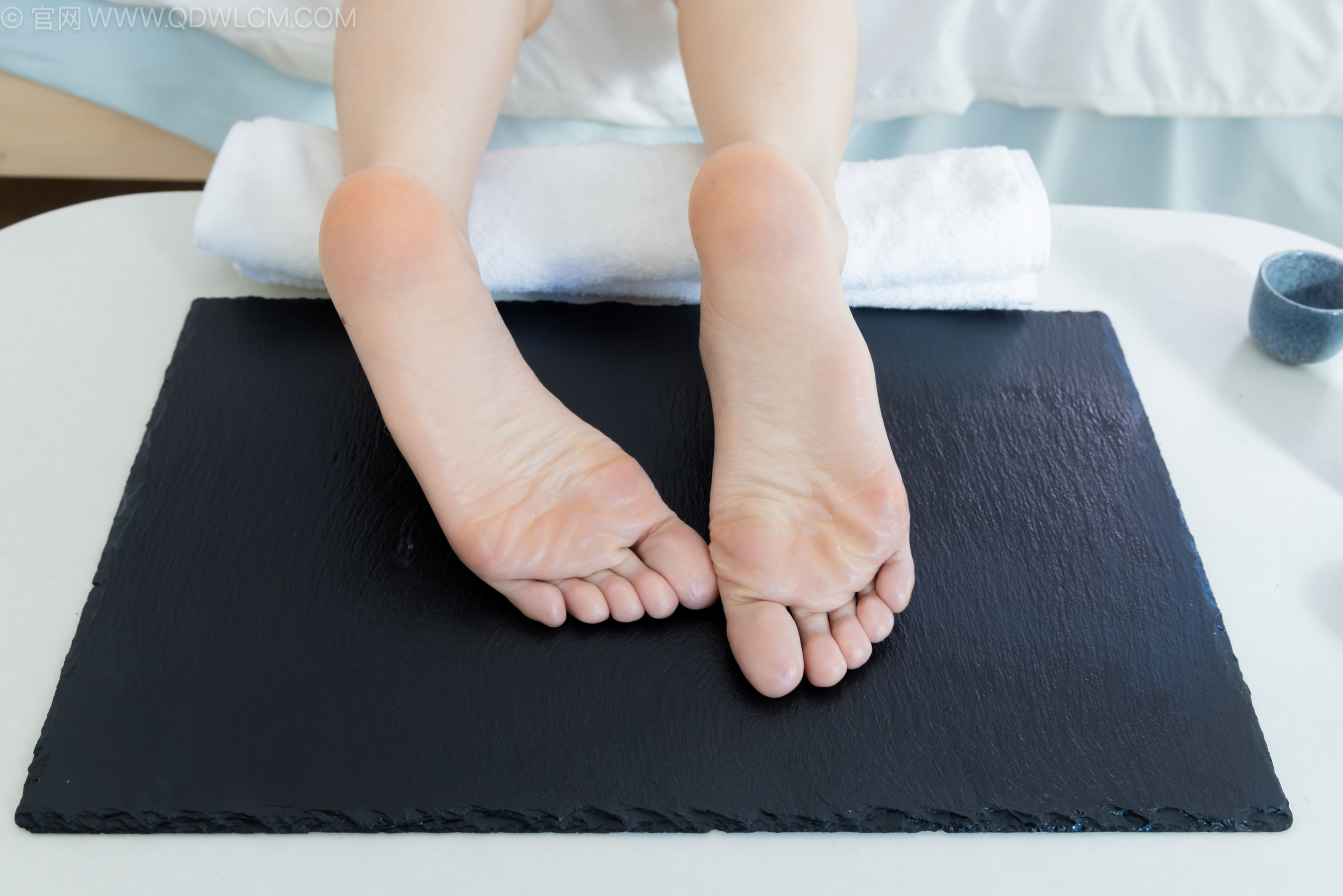 物恋传媒 No.2237 菜菜 -高跟鞋、油亮薄白丝、裸足、草莓和酸奶裸足摆盘剧情/(230P)