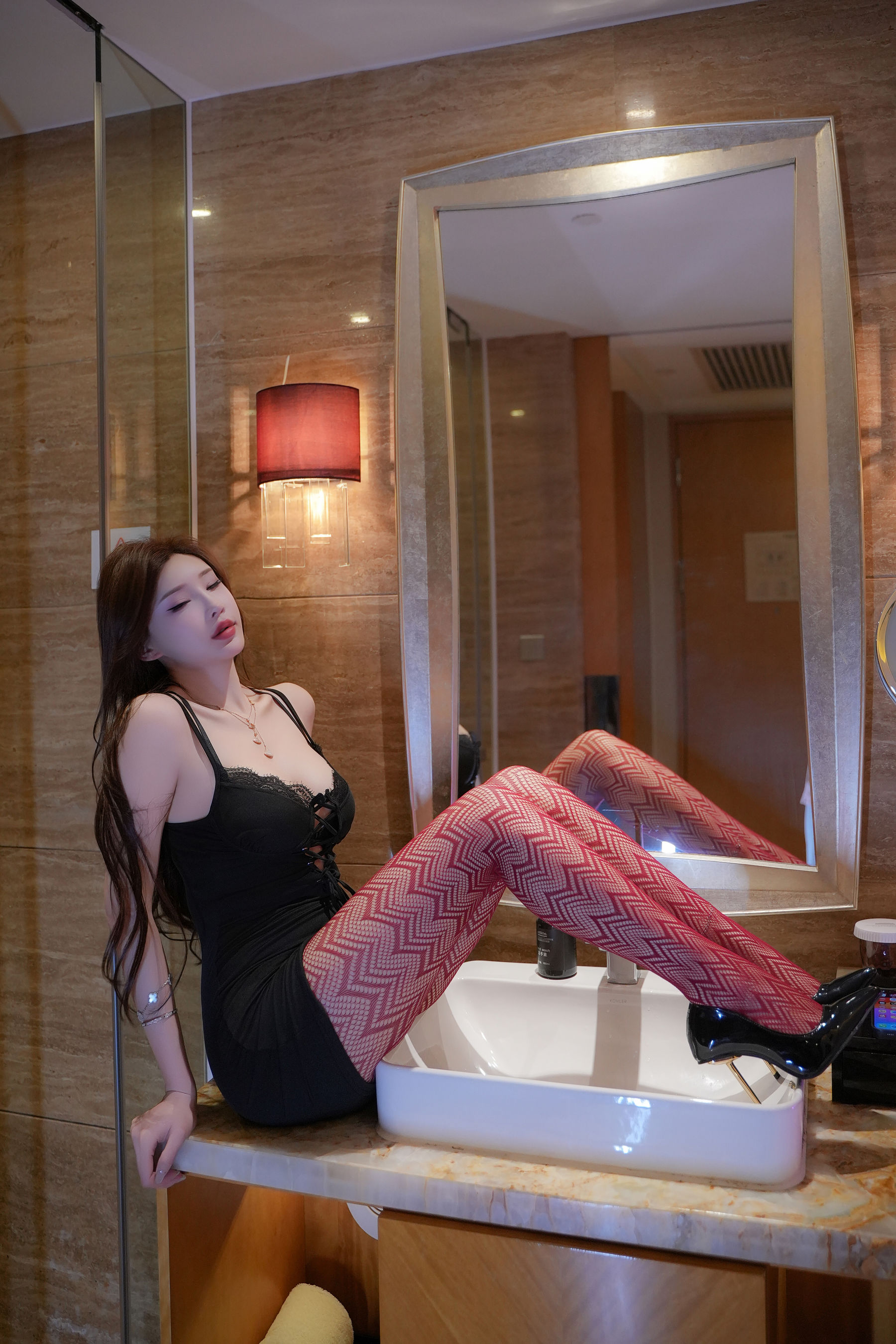 周妍希 - 黑裙红丝/(80P)