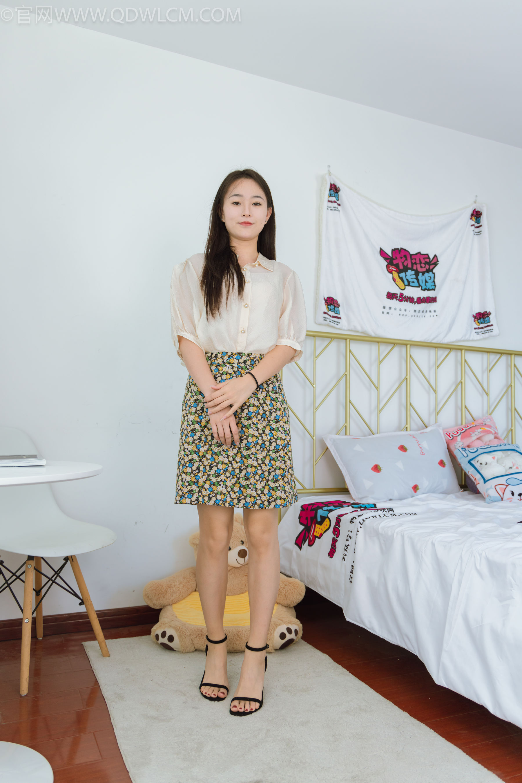 物恋传媒 No.2277 美兔 - 三双高跟鞋、薄肉丝、裸足/(140P)