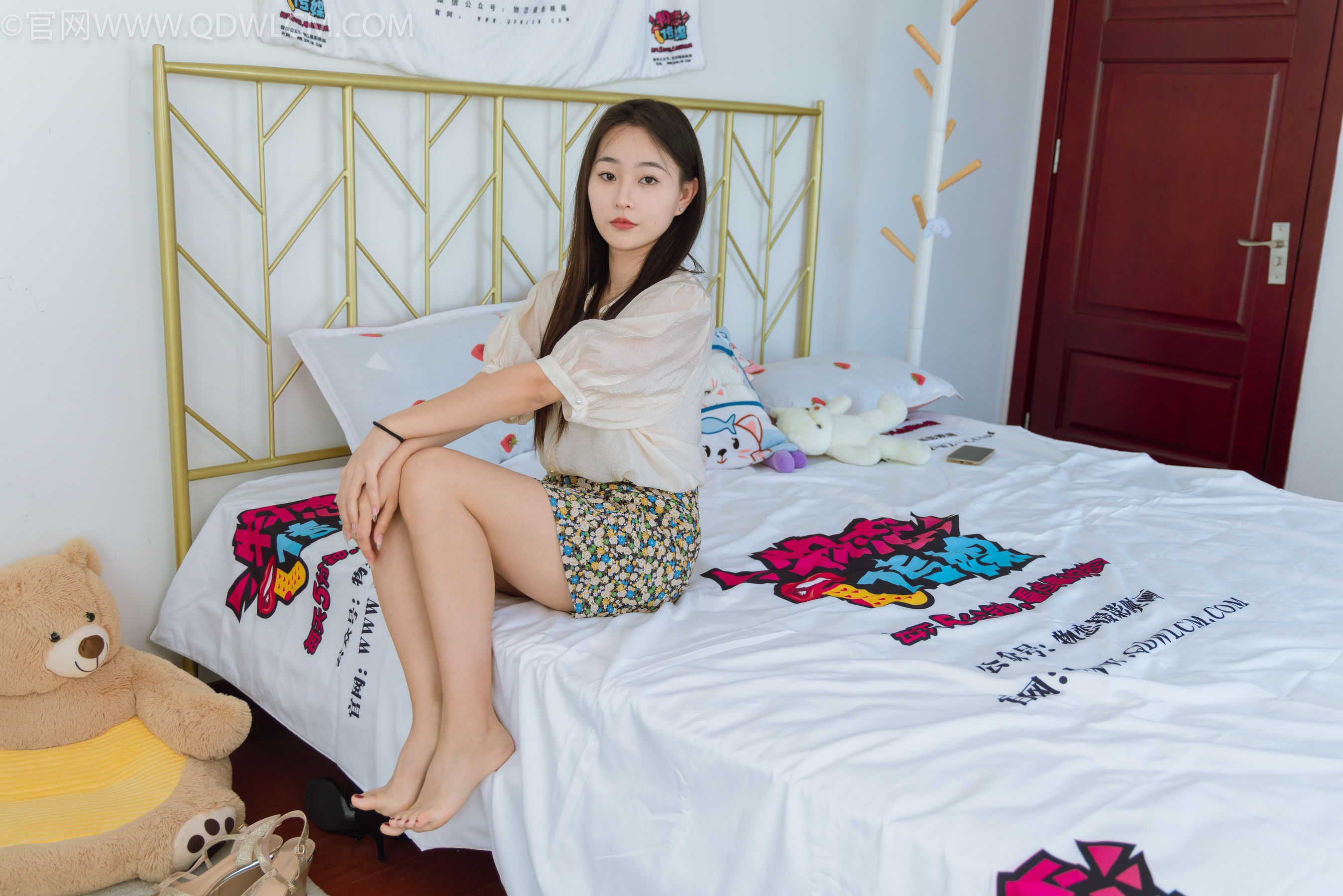 物恋传媒 No.2277 美兔 - 三双高跟鞋、薄肉丝、裸足/(140P)