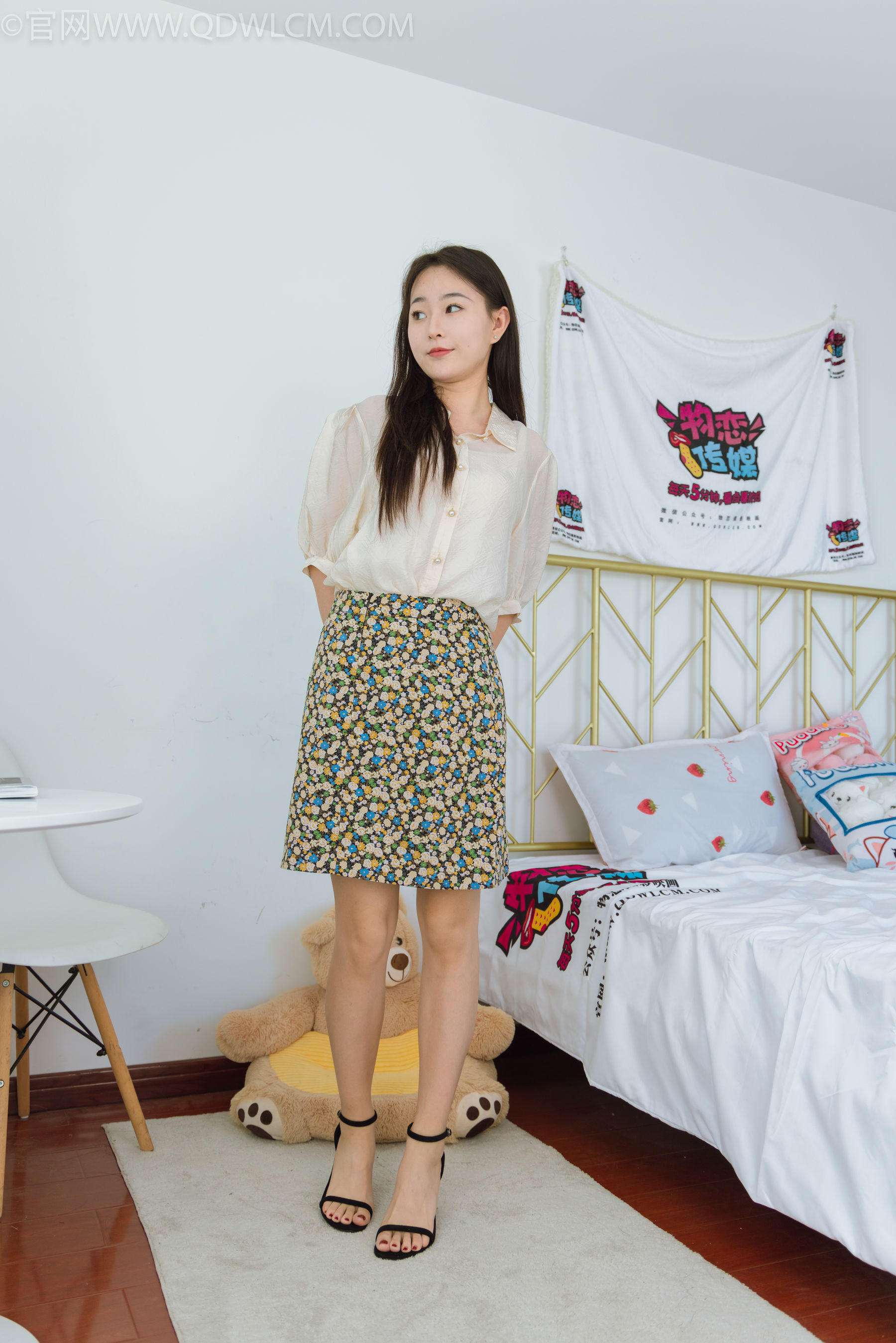 物恋传媒 No.2277 美兔 - 三双高跟鞋、薄肉丝、裸足/(140P)