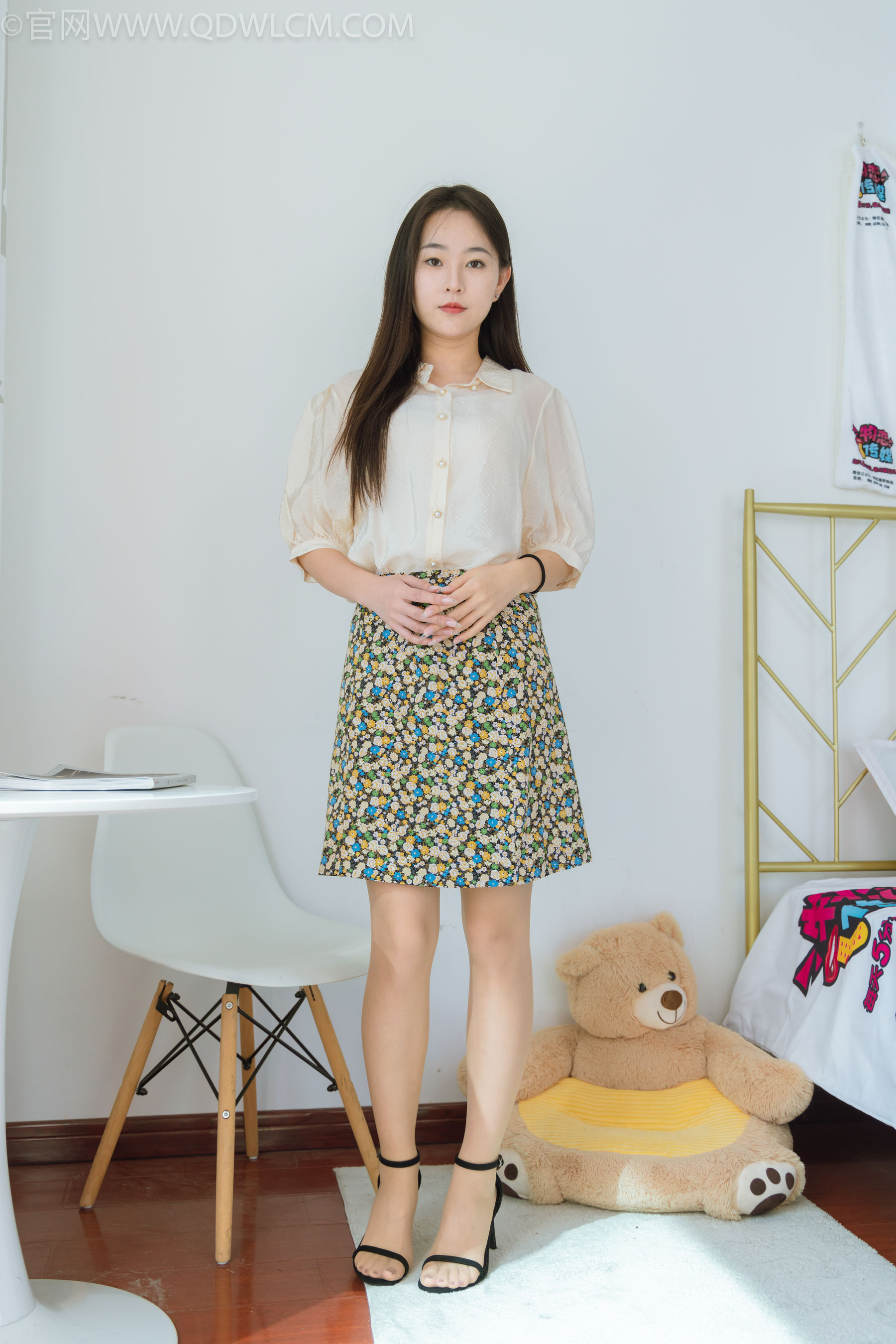 物恋传媒 No.2277 美兔 - 三双高跟鞋、薄肉丝、裸足/(140P)