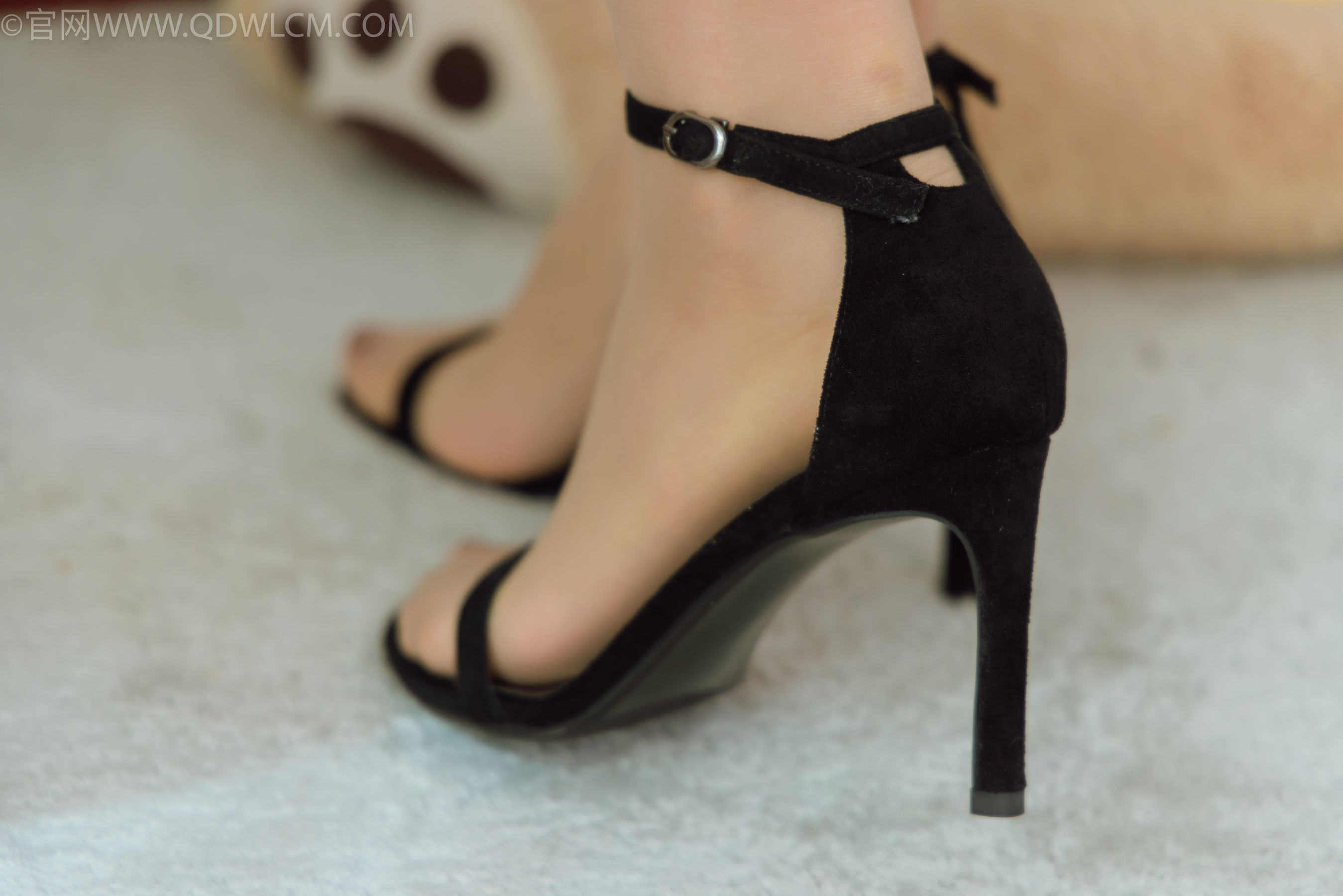 物恋传媒 No.2277 美兔 - 三双高跟鞋、薄肉丝、裸足/(140P)