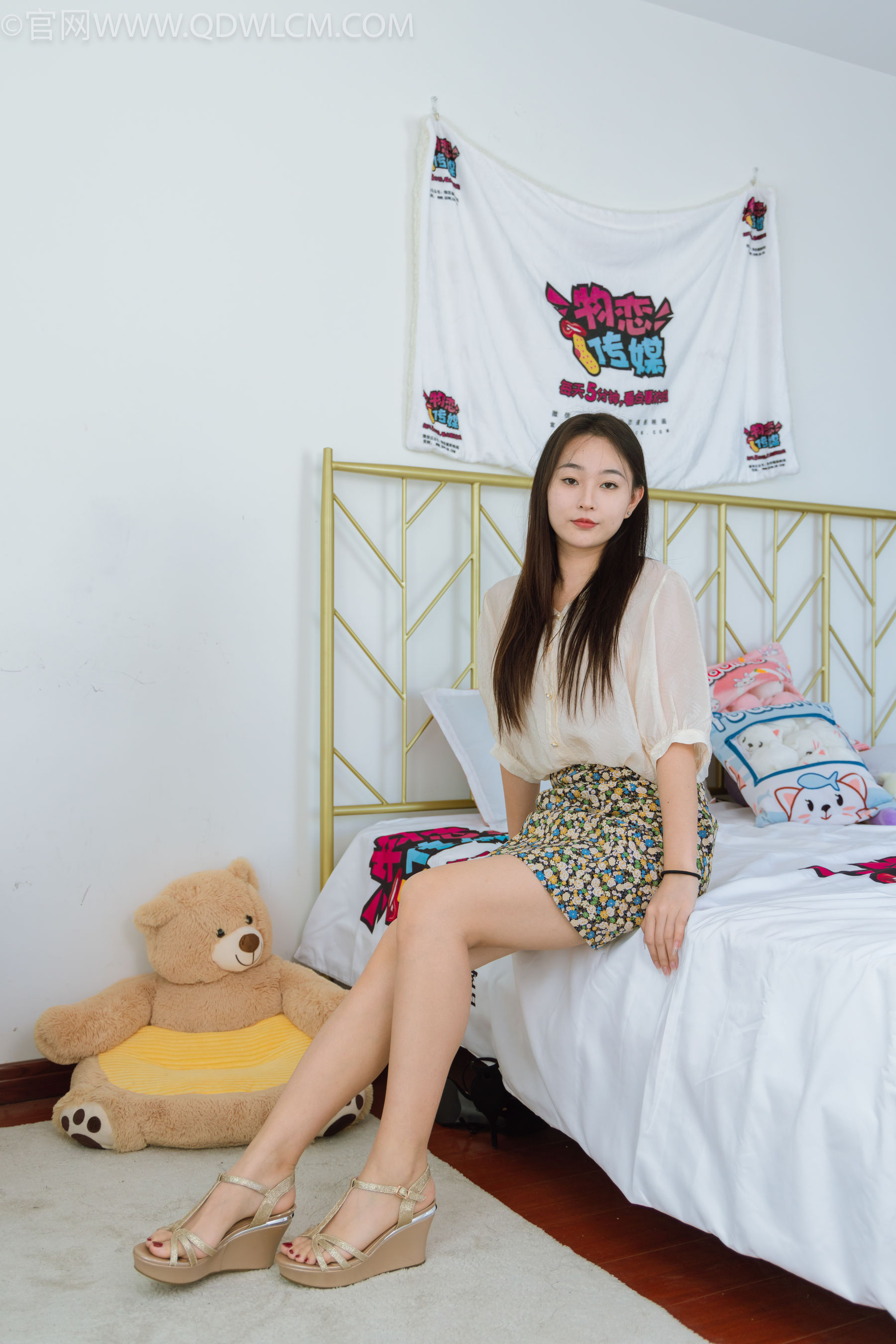 物恋传媒 No.2277 美兔 - 三双高跟鞋、薄肉丝、裸足/(140P)