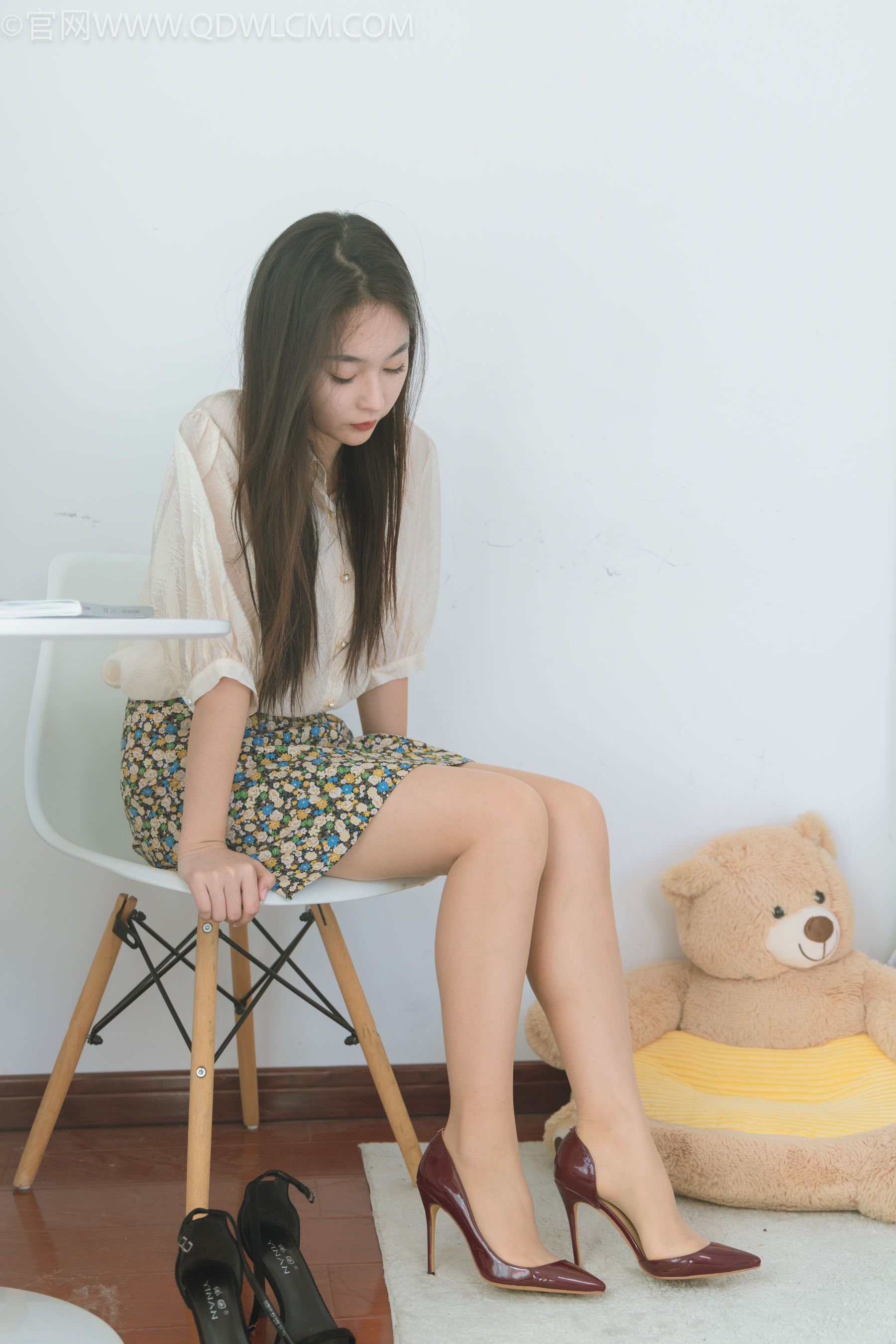 物恋传媒 No.2277 美兔 - 三双高跟鞋、薄肉丝、裸足/(140P)