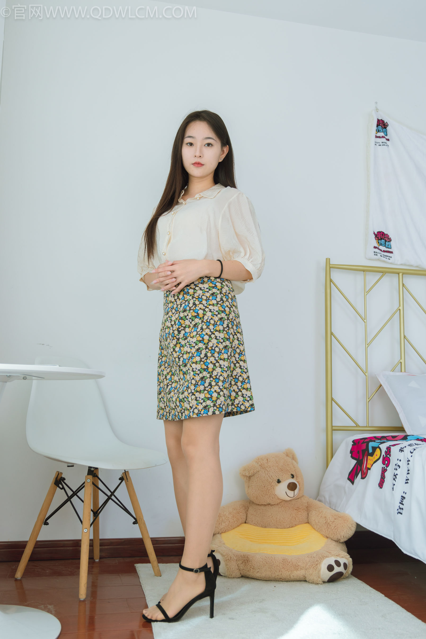 物恋传媒 No.2277 美兔 - 三双高跟鞋、薄肉丝、裸足/(140P)