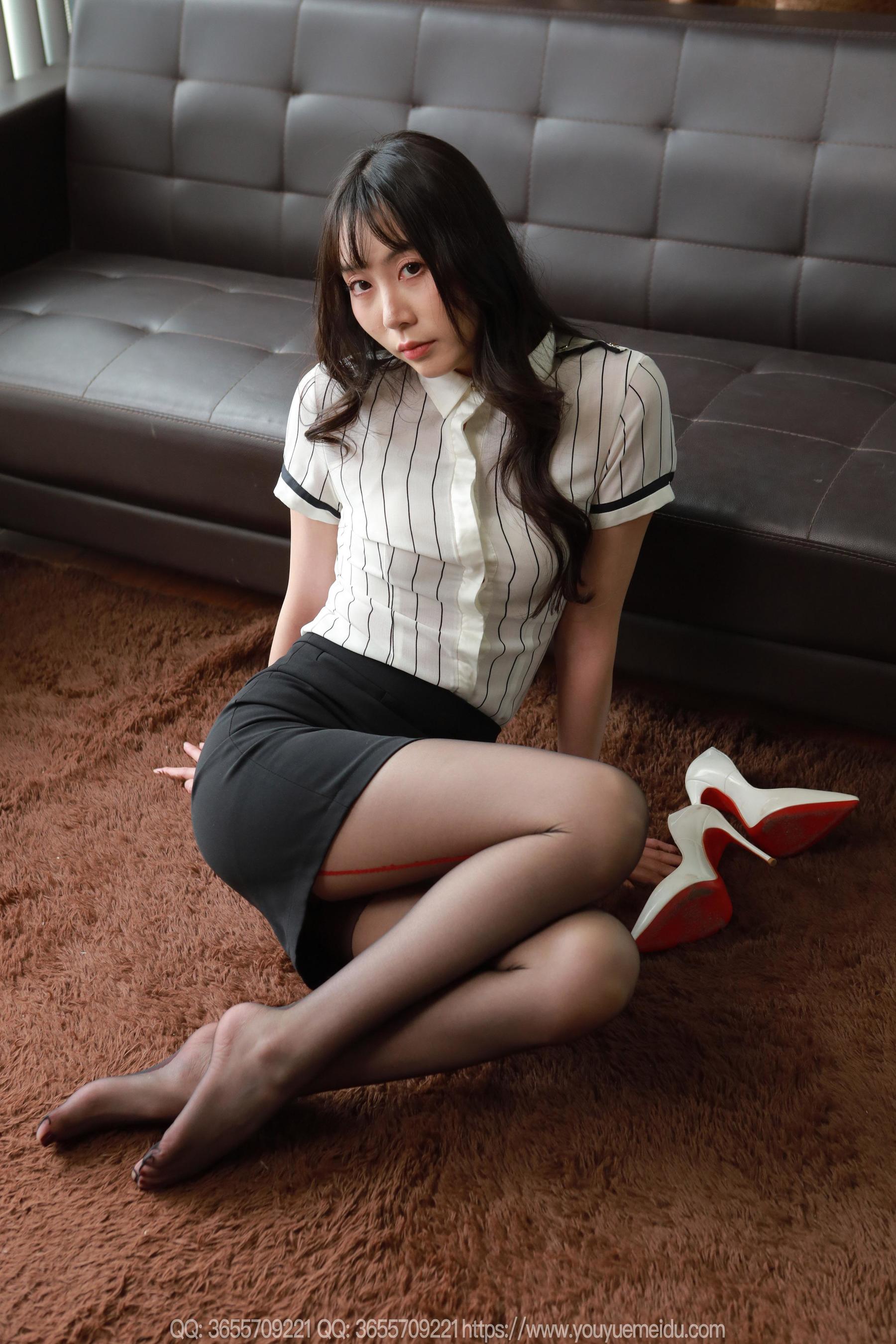 IESS异思趣向 - 模特： 团团 《细腿黑丝》/(100P)