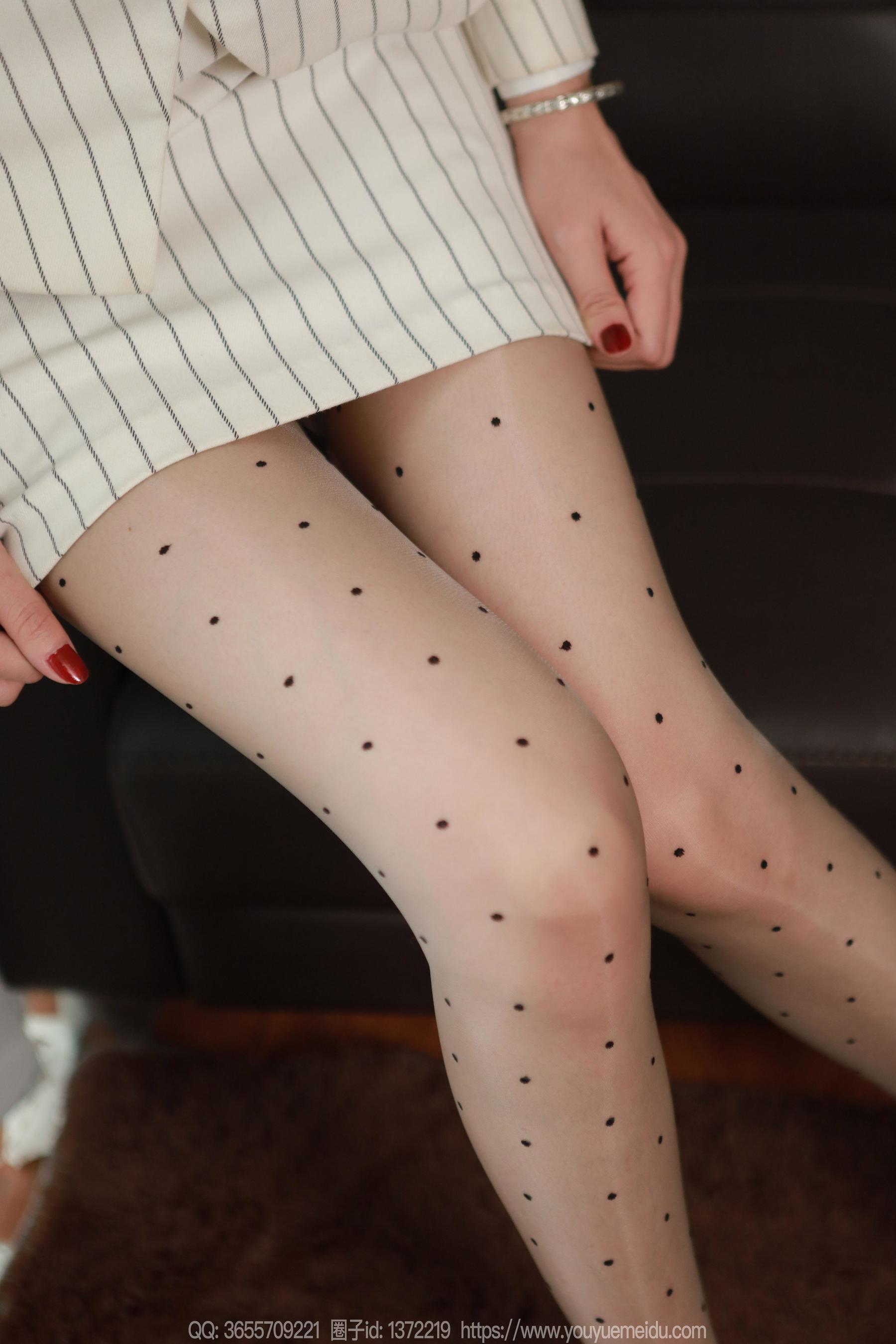 IESS异思趣向 - 模特： 团团 《灰色波点（下）》/(91P)