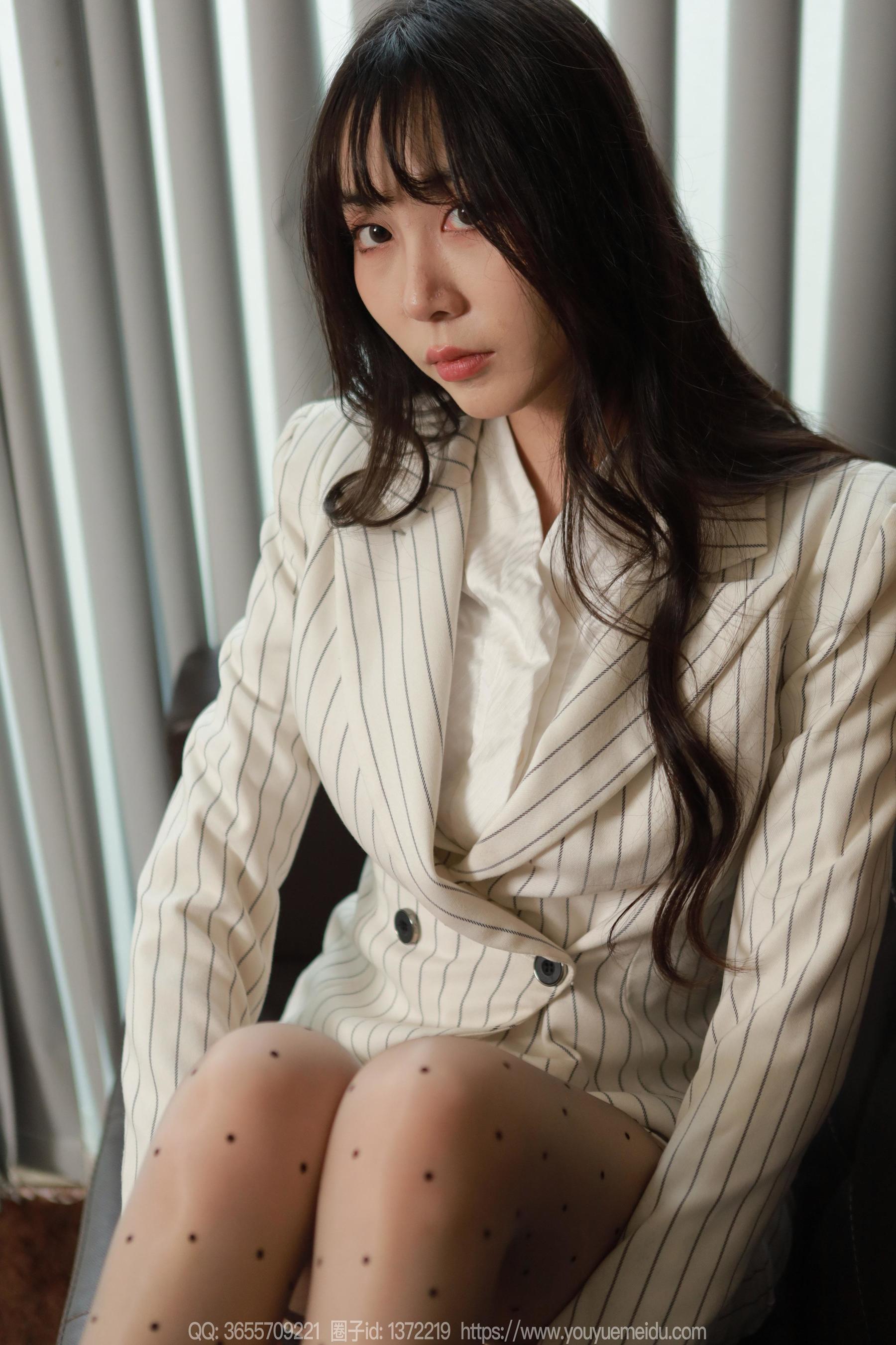 IESS异思趣向 - 模特： 团团 《灰色波点（上）》/(91P)