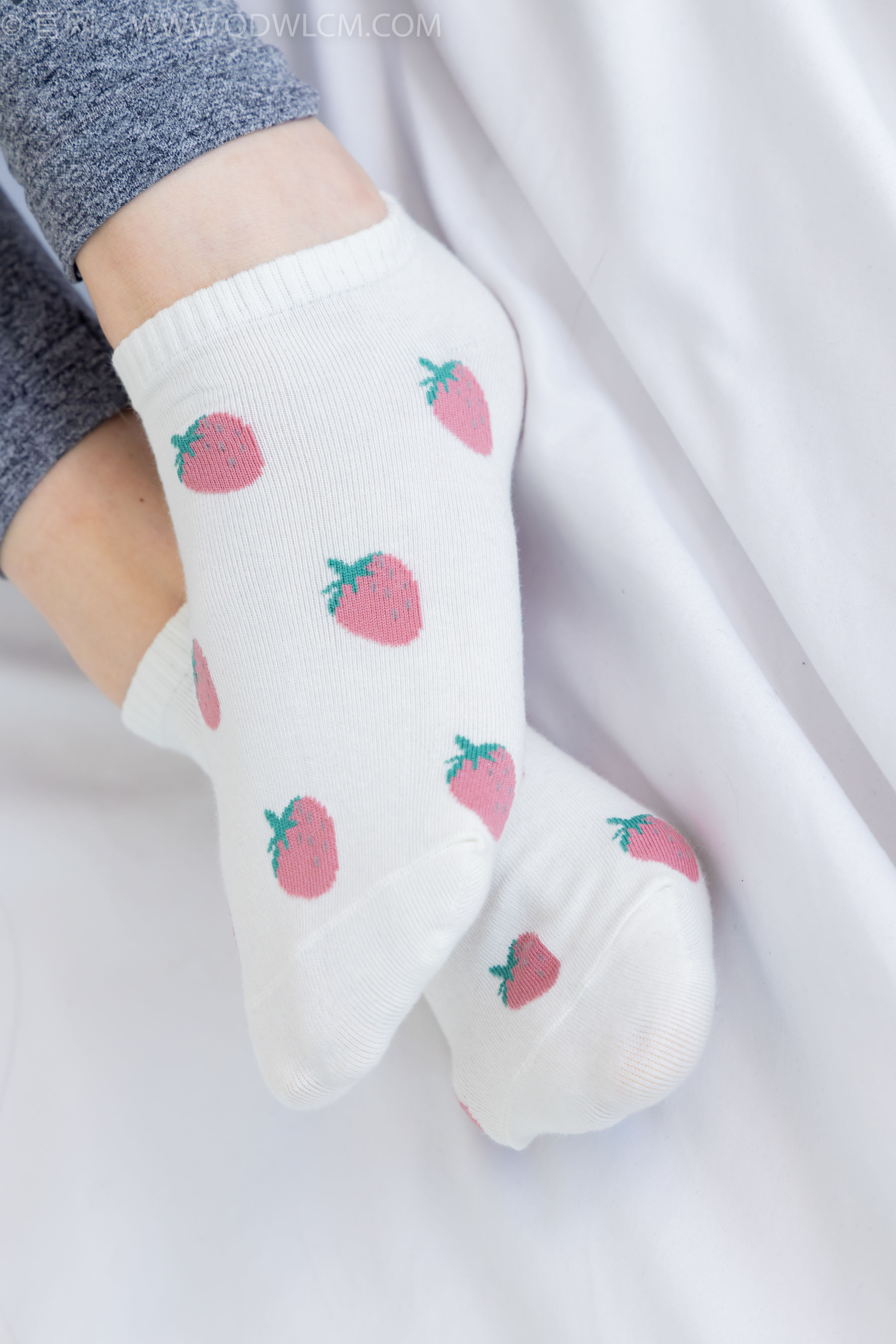 物恋传媒 No.2283 泡泡 - 高跟长靴、卡通白棉袜、裸足/(180P)