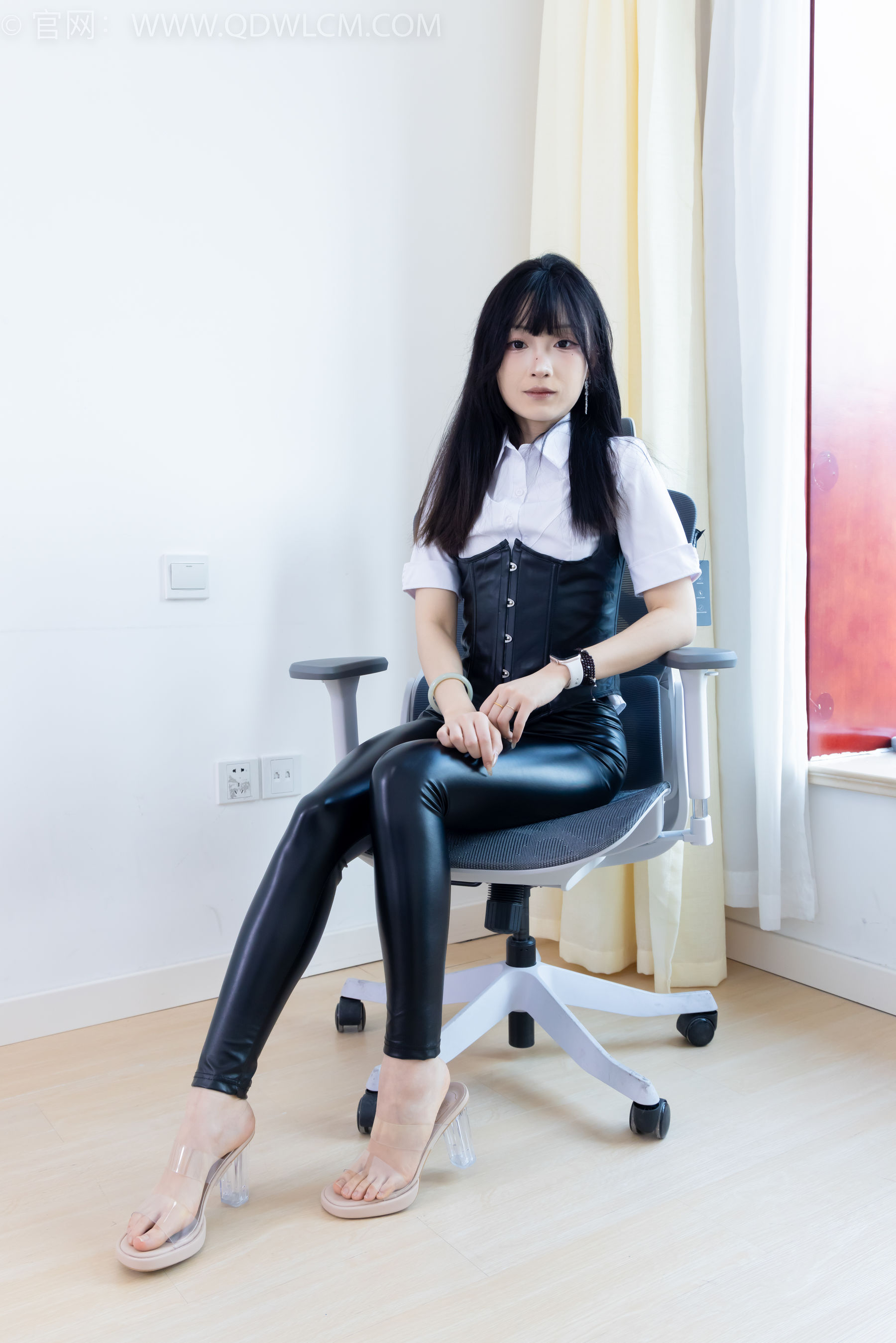 物恋传媒 No.2289 嘟嘟 - 长靴、高跟凉鞋、白棉袜、裸足/(200P)