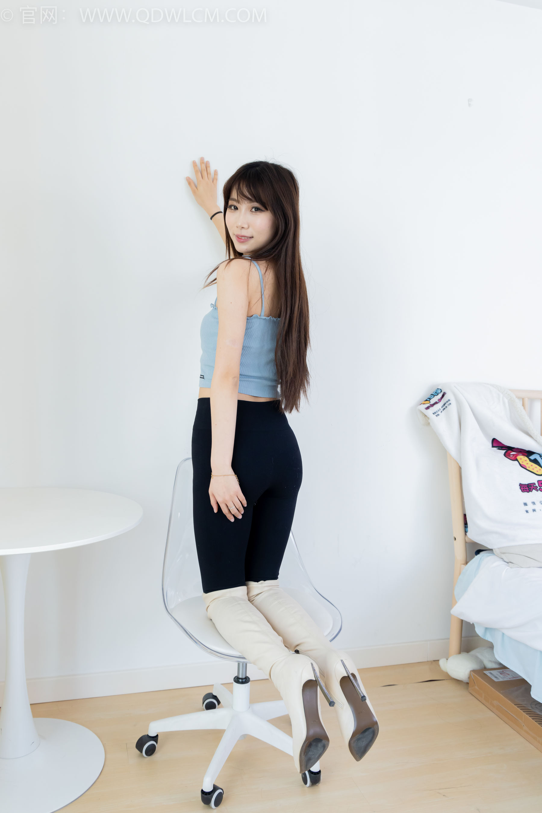 物恋传媒 No.2283 泡泡 - 高跟长靴、卡通白棉袜、裸足/(180P)