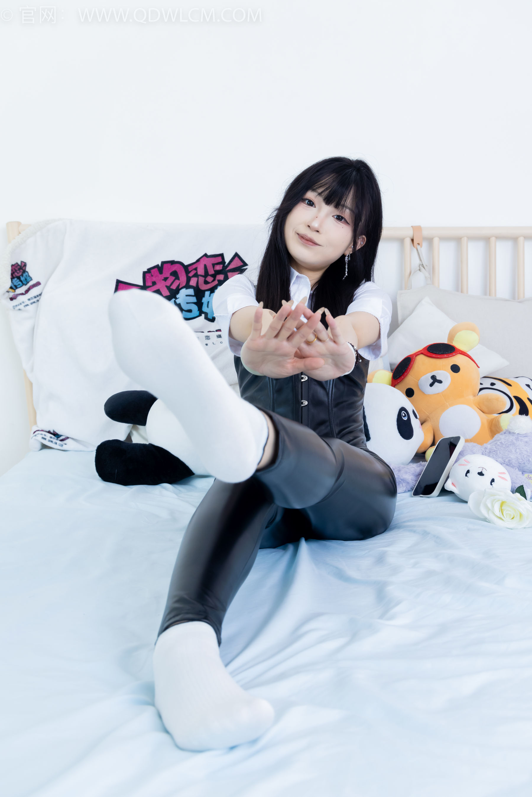 物恋传媒 No.2289 嘟嘟 - 长靴、高跟凉鞋、白棉袜、裸足/(200P)