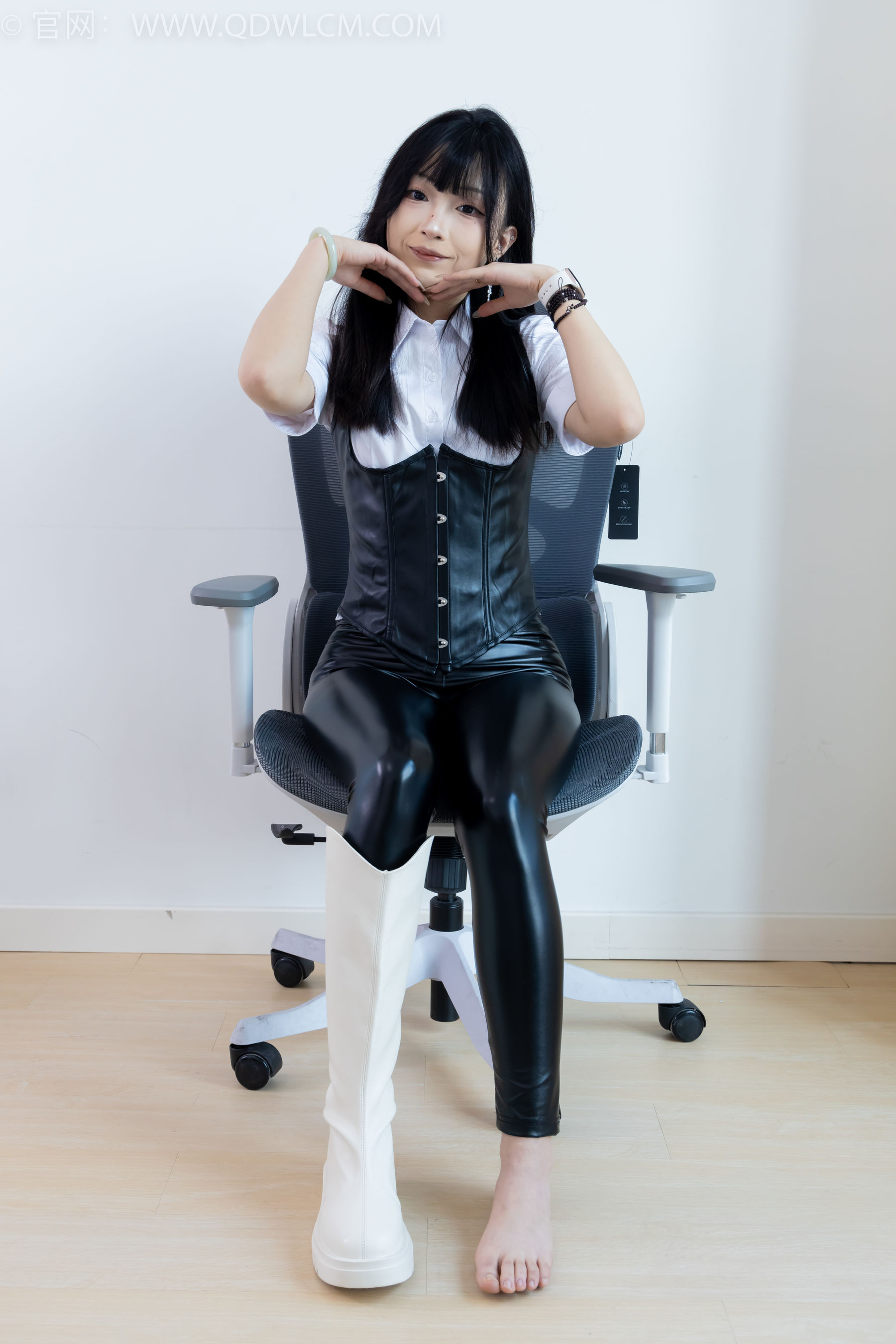 物恋传媒 No.2289 嘟嘟 - 长靴、高跟凉鞋、白棉袜、裸足/(200P)