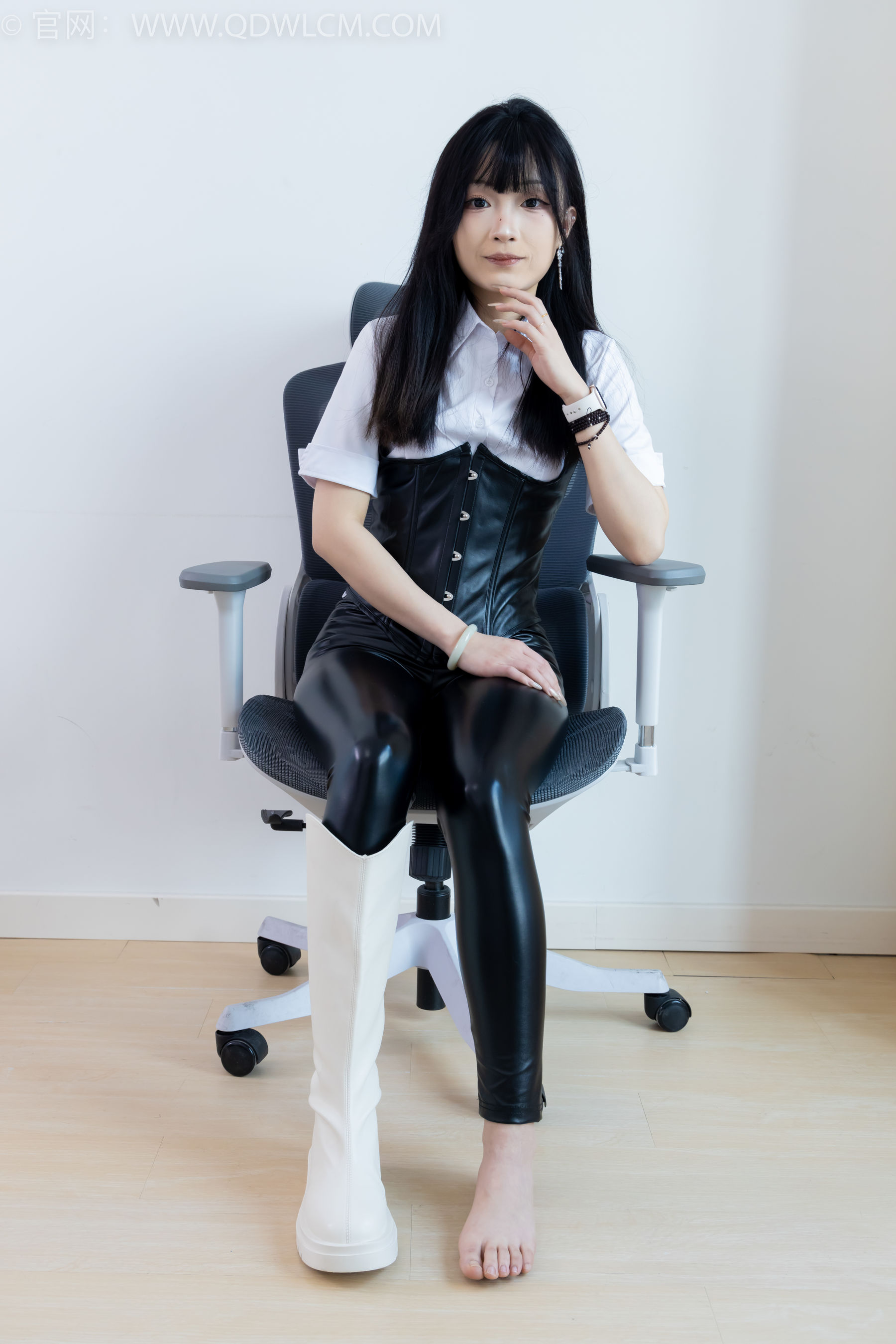 物恋传媒 No.2289 嘟嘟 - 长靴、高跟凉鞋、白棉袜、裸足/(200P)