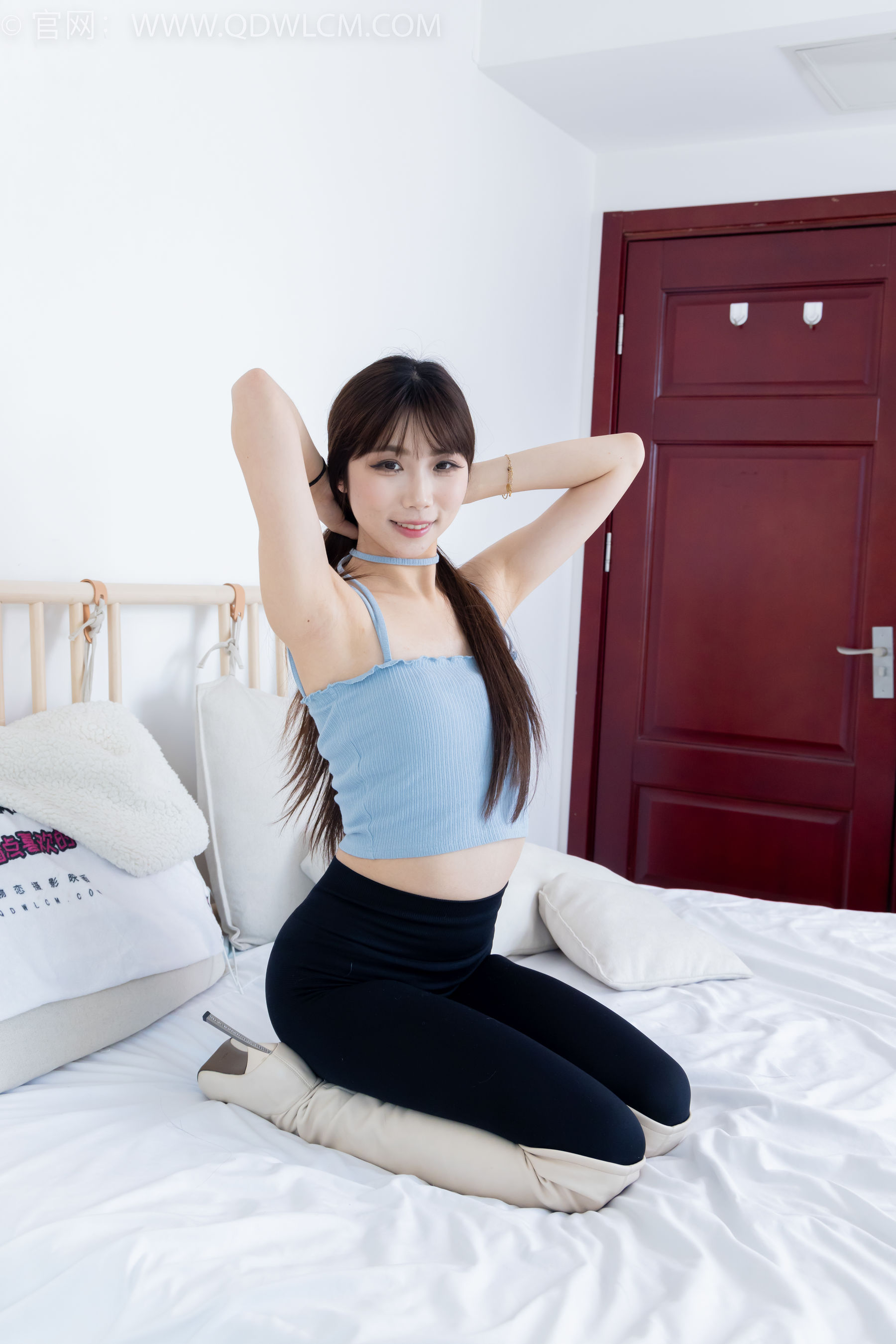 物恋传媒 No.2283 泡泡 - 高跟长靴、卡通白棉袜、裸足/(180P)